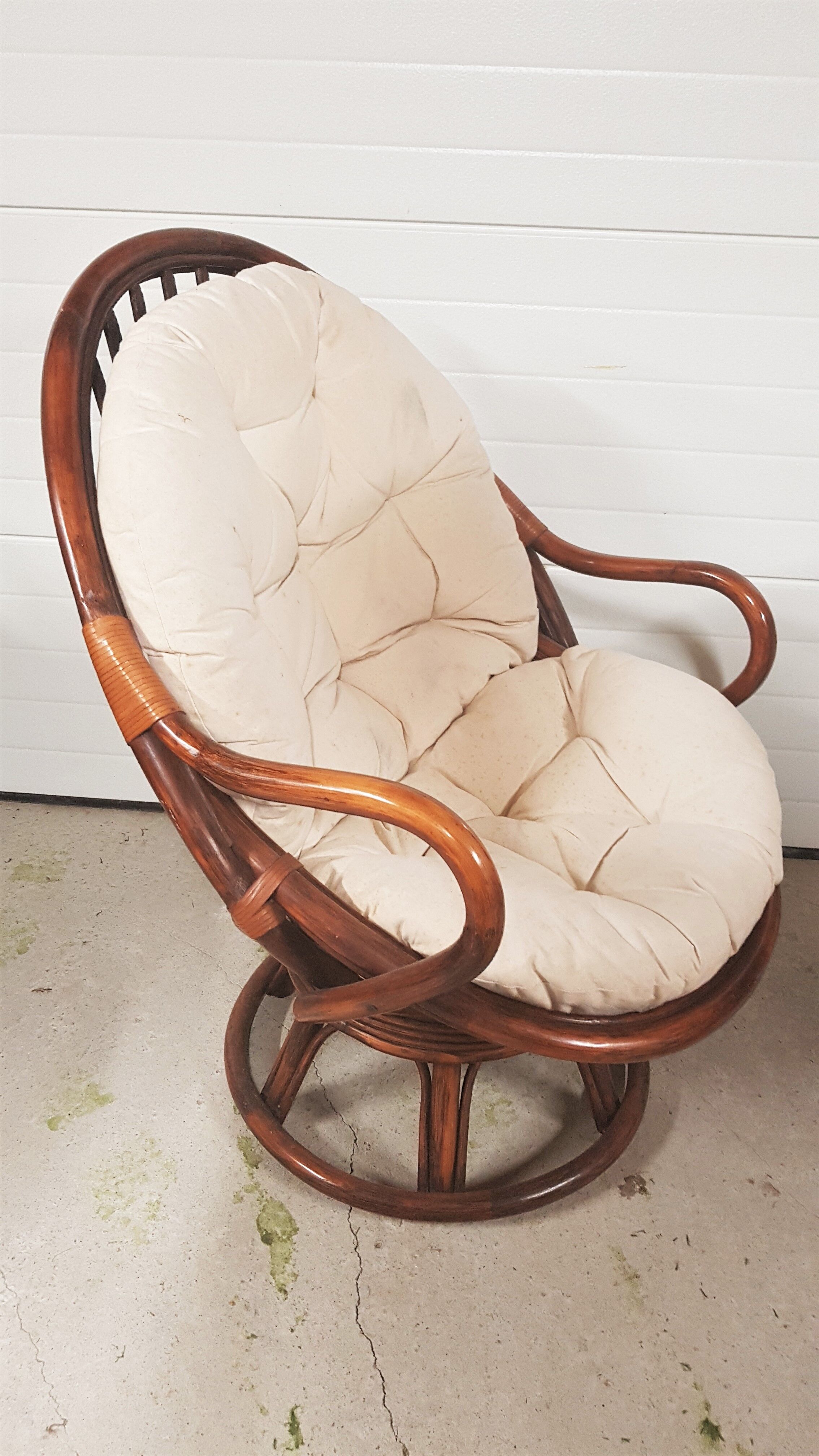 Rotating rattan chair