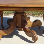 Table carrée en noyer massif