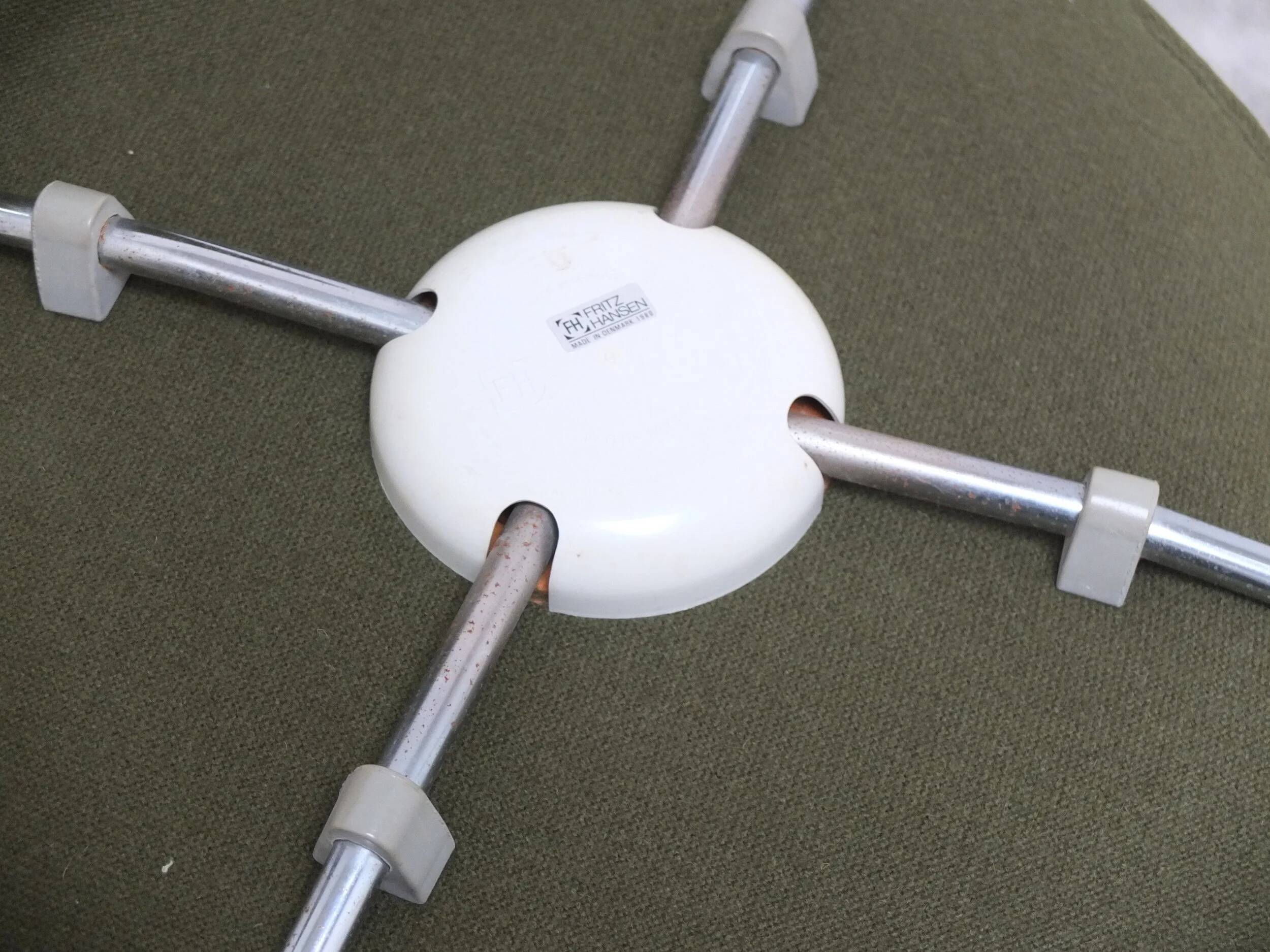 Pair of 'Series 7' chairs in green fabric by Arne Jacobsen for Fritz Hansen, 1980