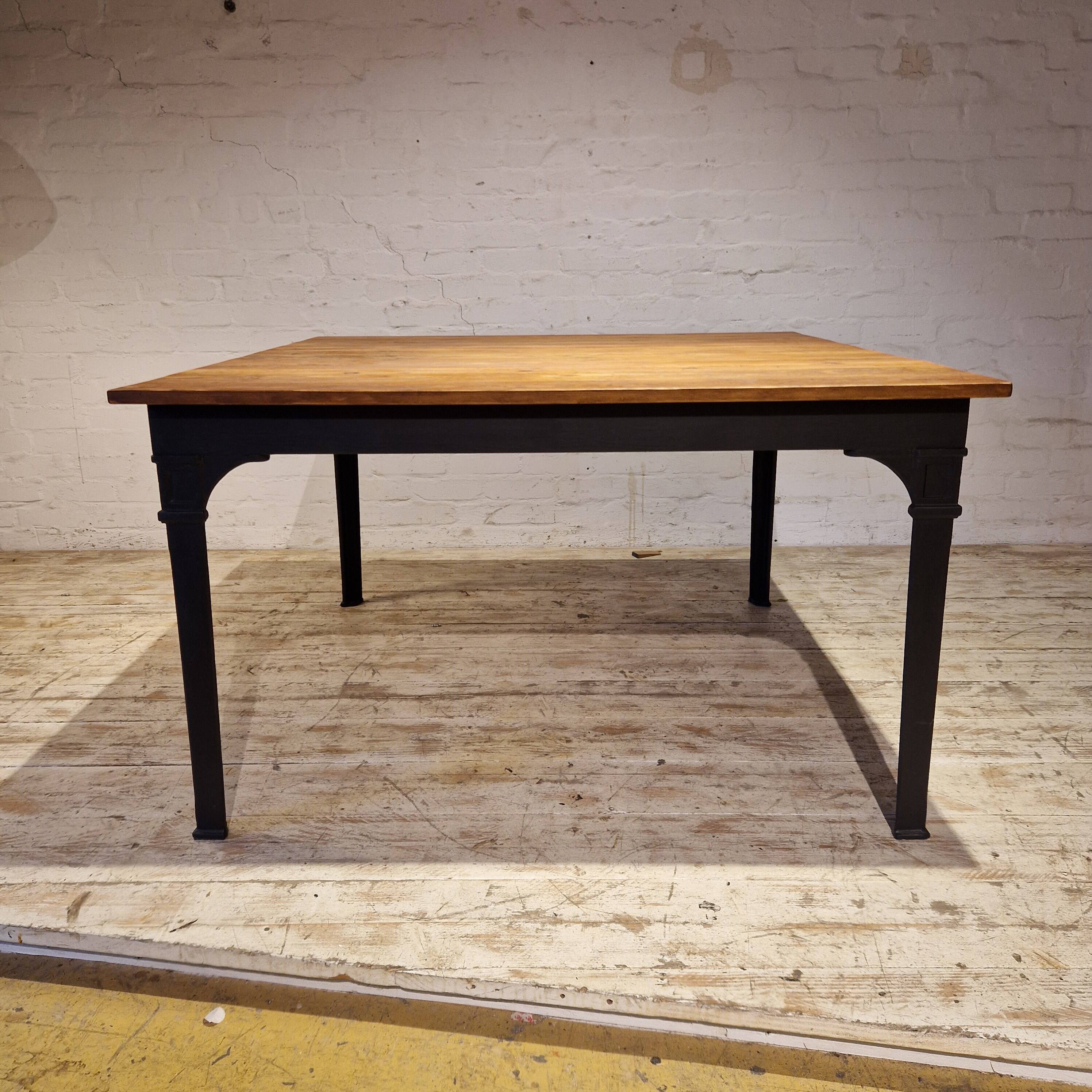 Esstisch "Telegrafen Tisch" Pitchpine quadratisch