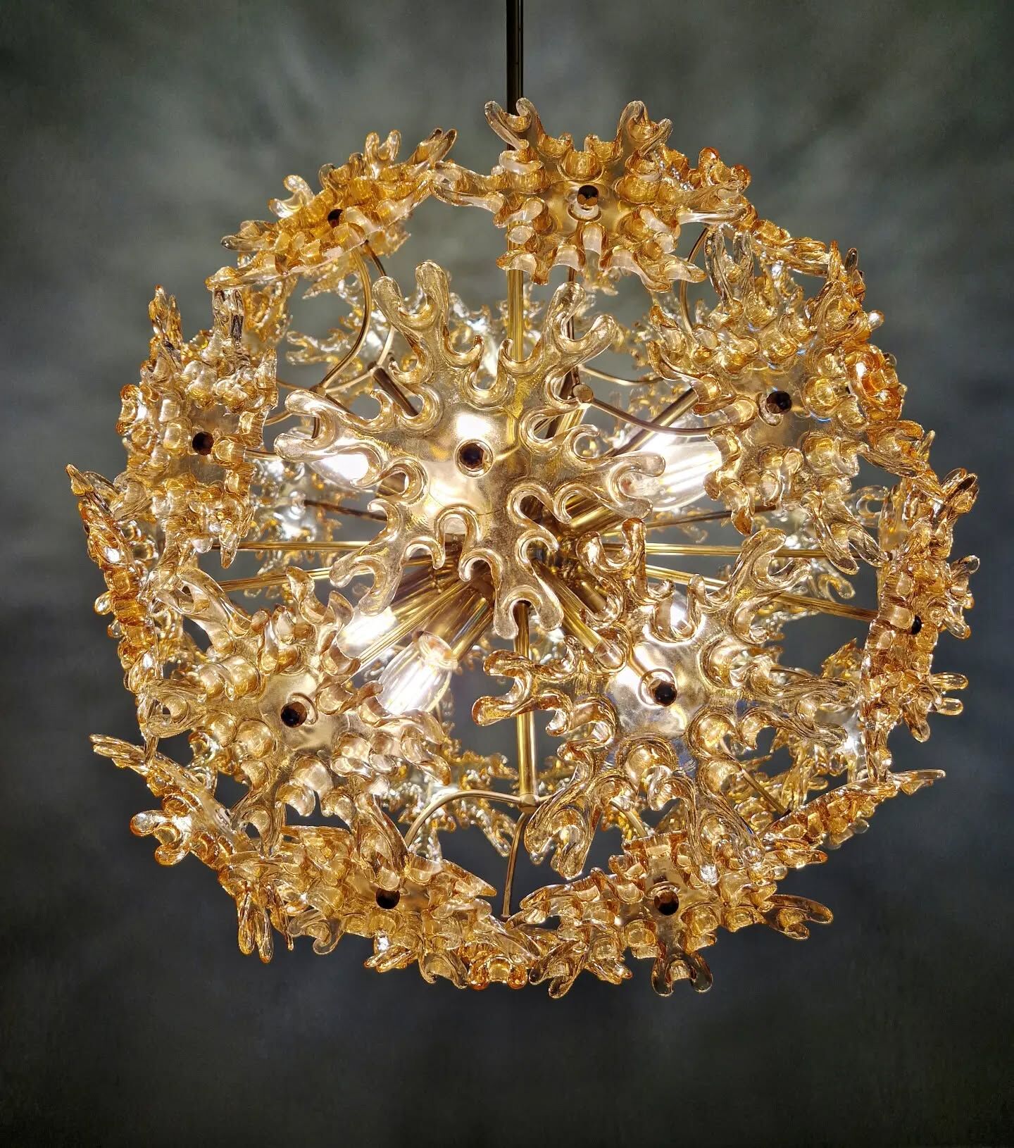 Large Sputnik chandelier in brass and amber Murano glass, SiSche, 1960.
