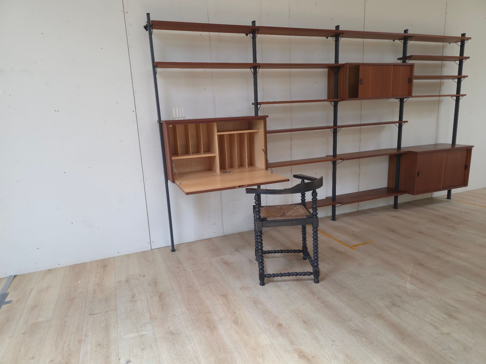 Système mural Olof Pira avec bureau, étagères et placards pour Plan Mobel
