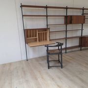 Système mural Olof Pira avec bureau, étagères et placards pour Plan Mobel