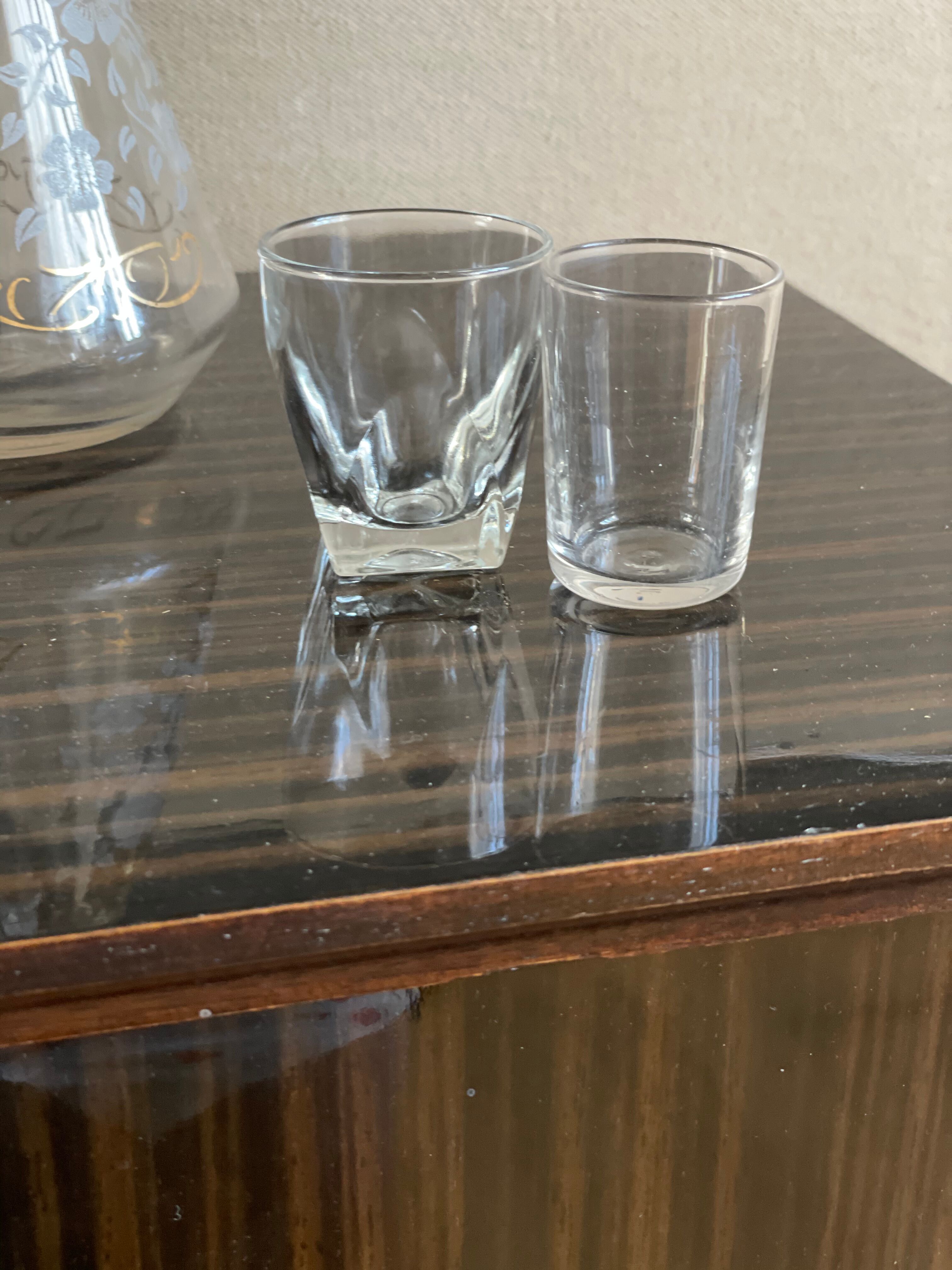 Lot decanter 3 vintage bucket glasses + 2 mismatched glasses