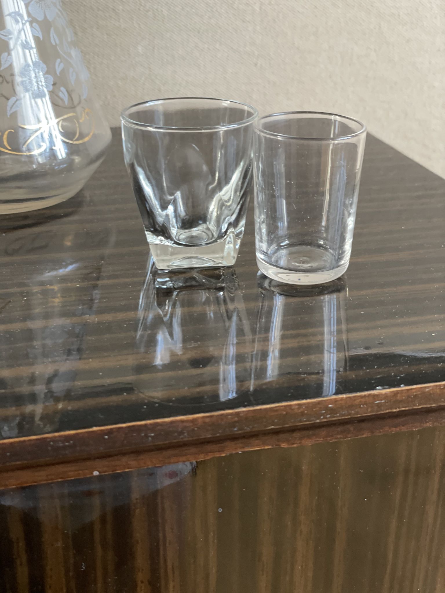 Lot decanter 3 vintage bucket glasses + 2 mismatched glasses