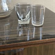 Lot decanter 3 vintage bucket glasses + 2 mismatched glasses