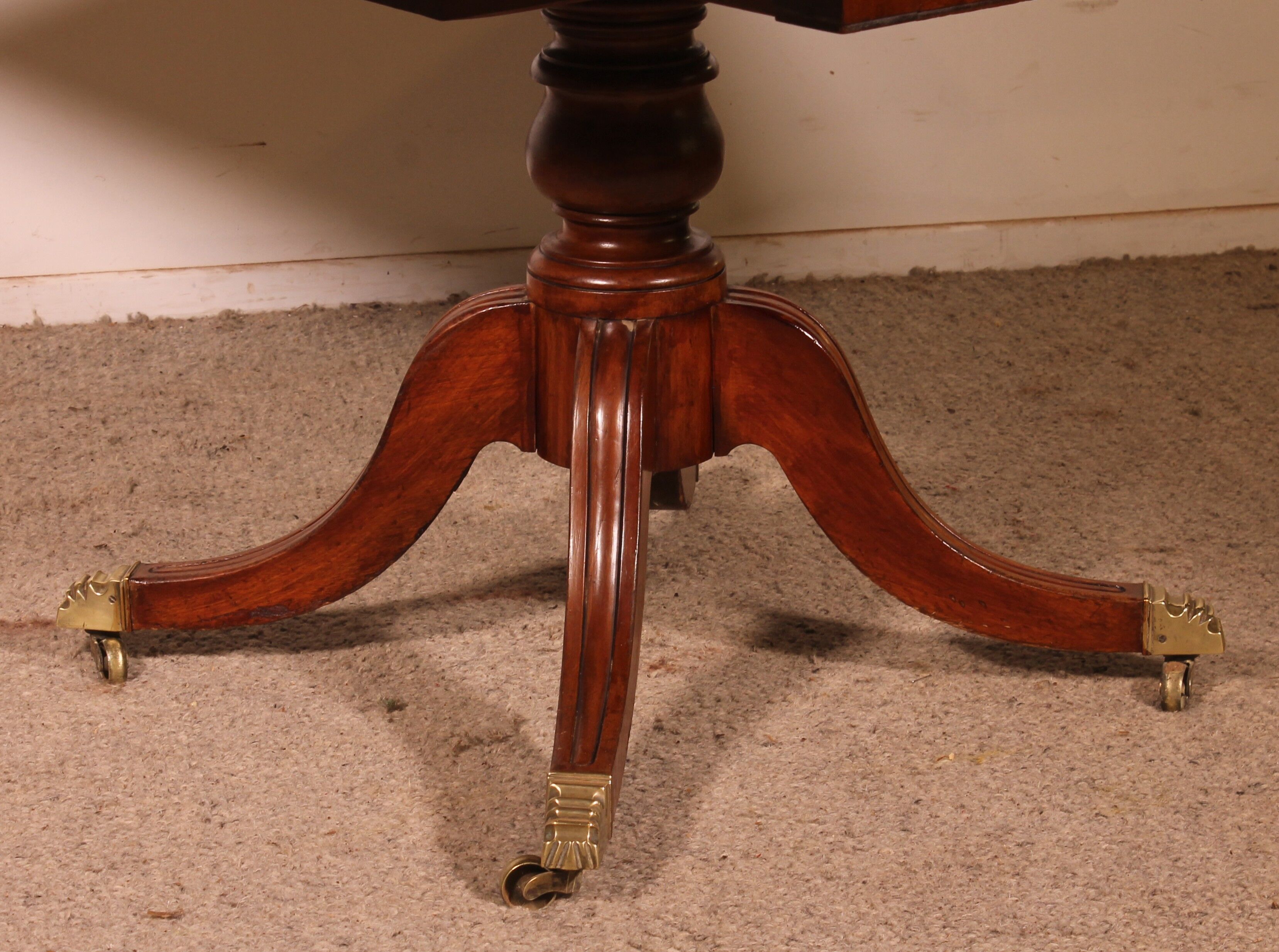 Pembroke table in solid mahogany from the 19th century.