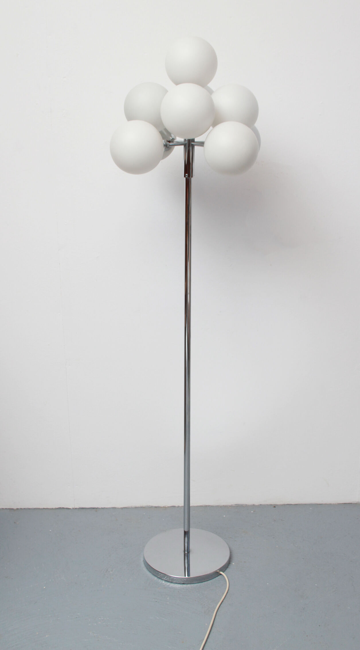 1970s floor lamp in chromed metal and opaline