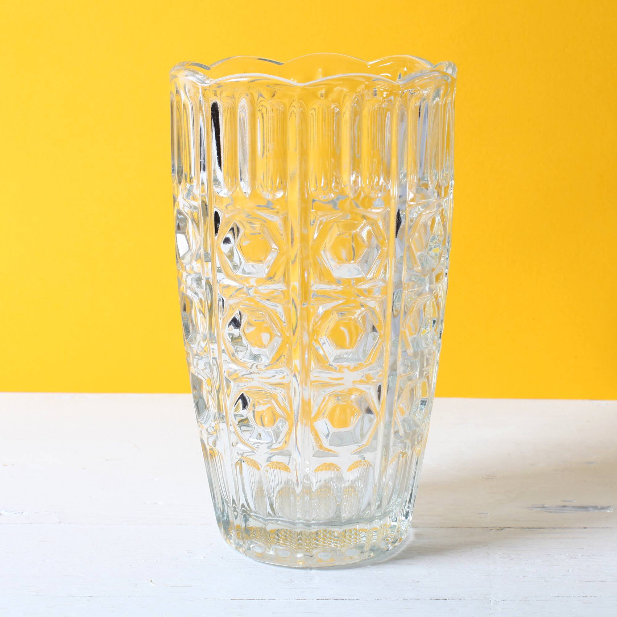 Vase à fleurs vintage en verre massif transparent, pressé à la main / Fidenza / Italie