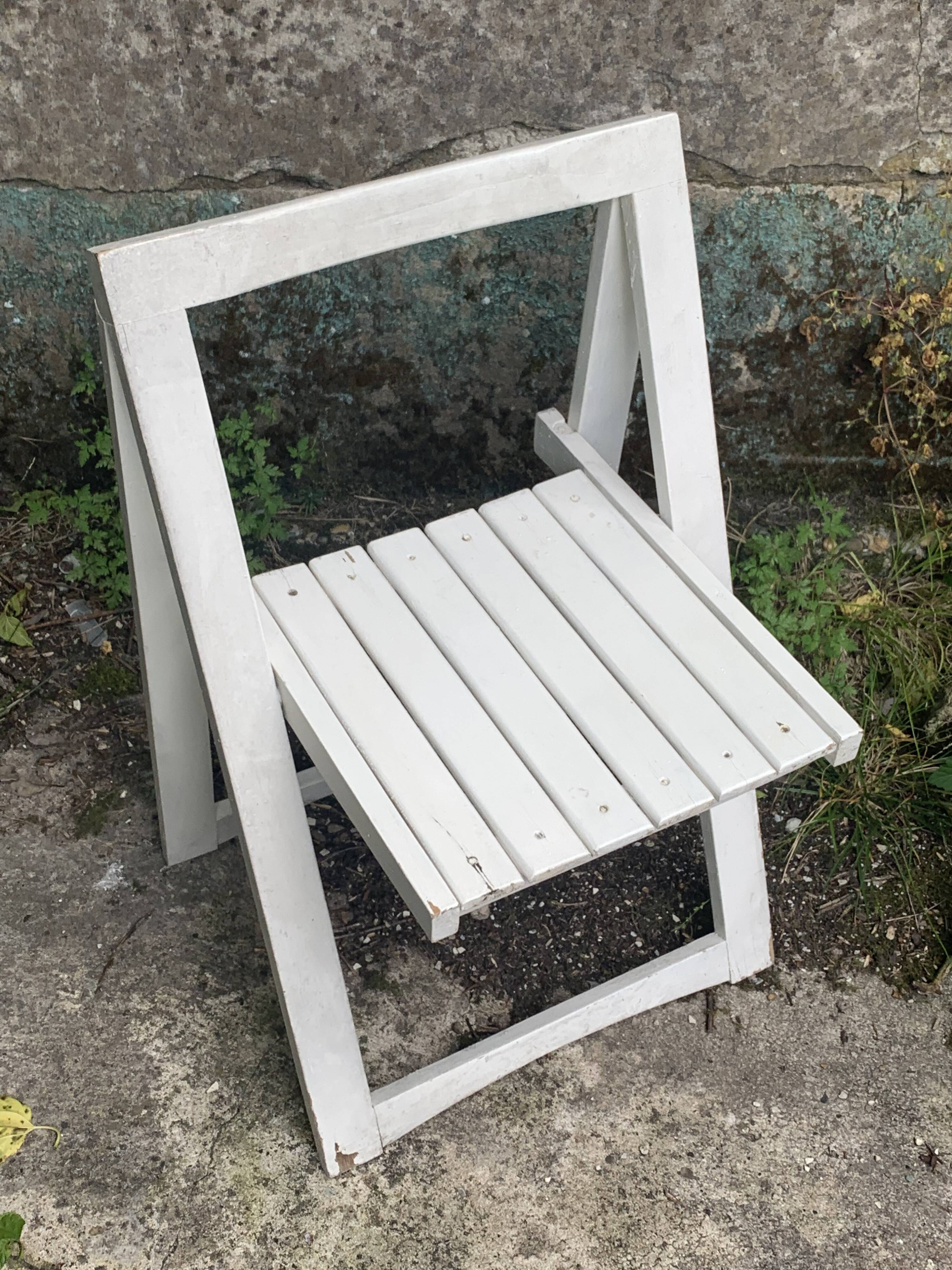 white folding chair