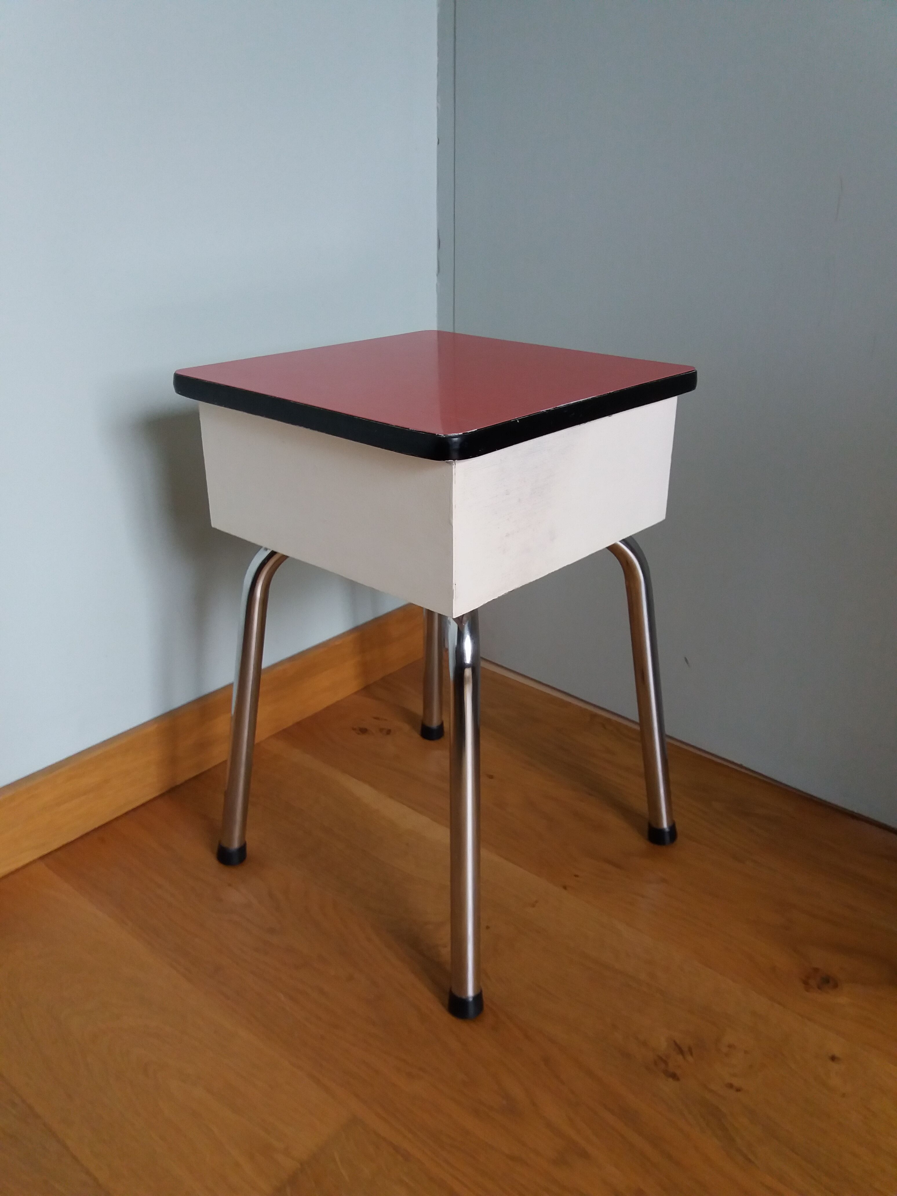 Stool shoeshine chest in formica and chromed metal