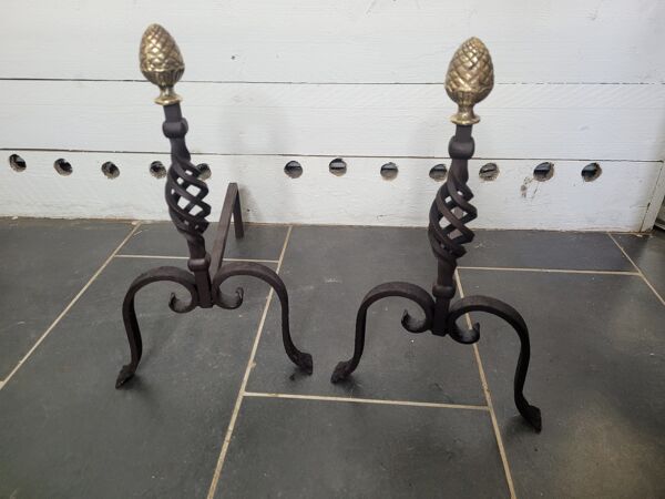 Ancienne paire de chenets en fer forgé avec pomme de pin en laiton