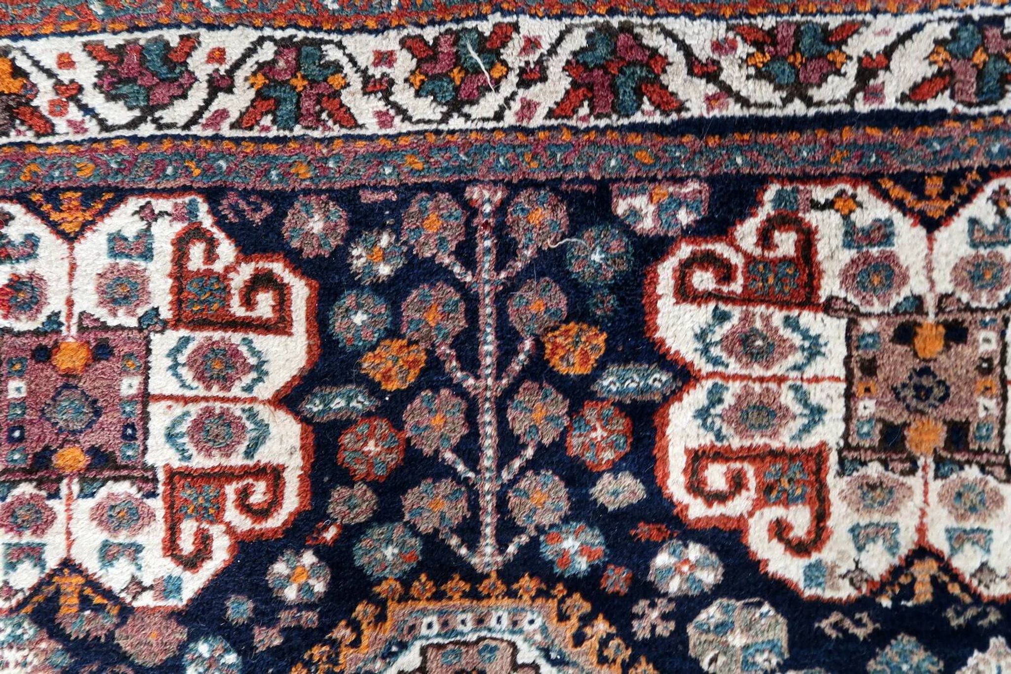 Handmade vintage Persian Shiraz rug 149cm x 208cm, 1940s