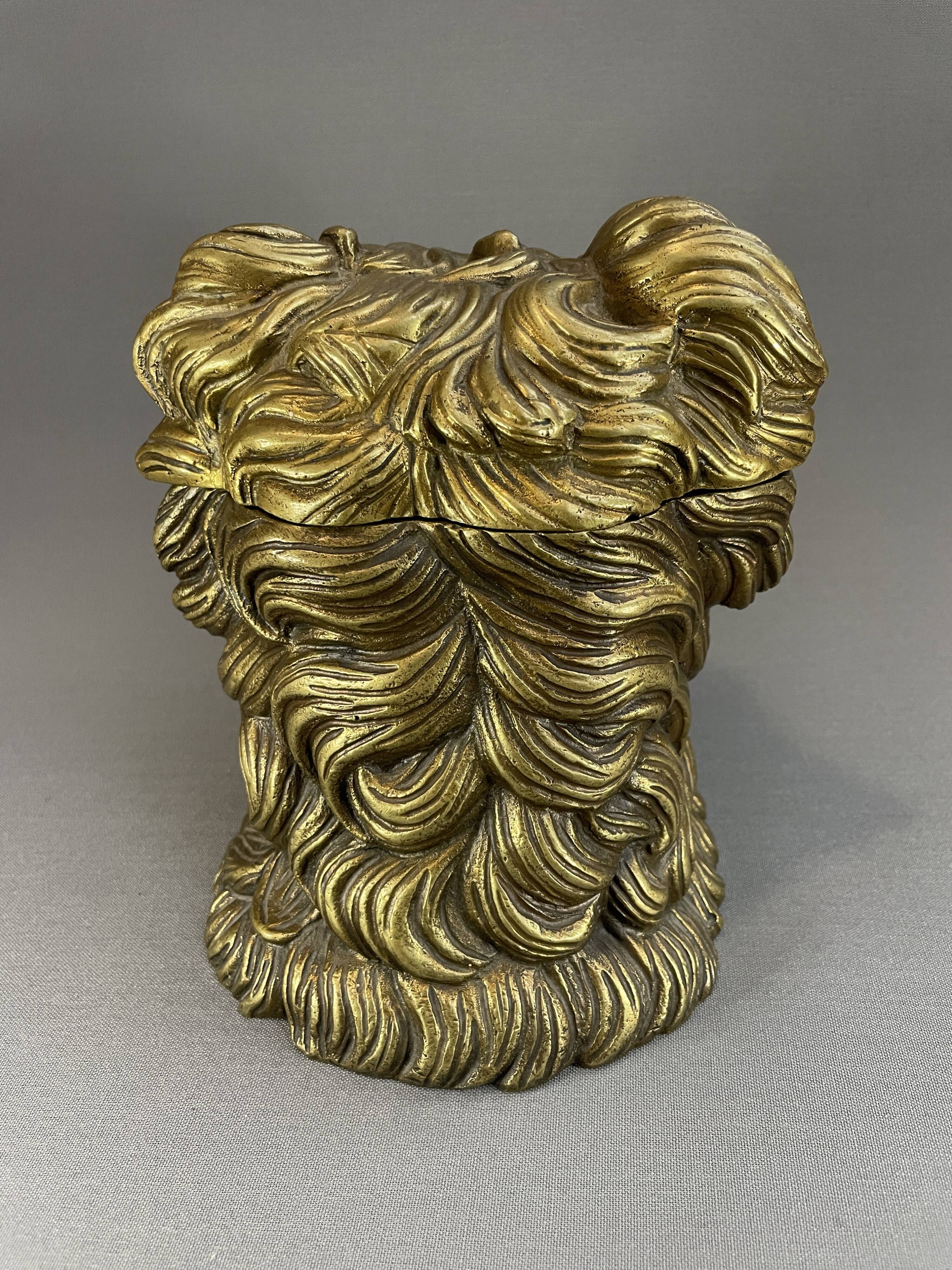 Pot à tabac en bronze en forme de tête de chien, vers 1900