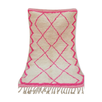 Tapis Berbère Béni Ouarain à losanges rose fluo et blanc en laine 260x155cm
