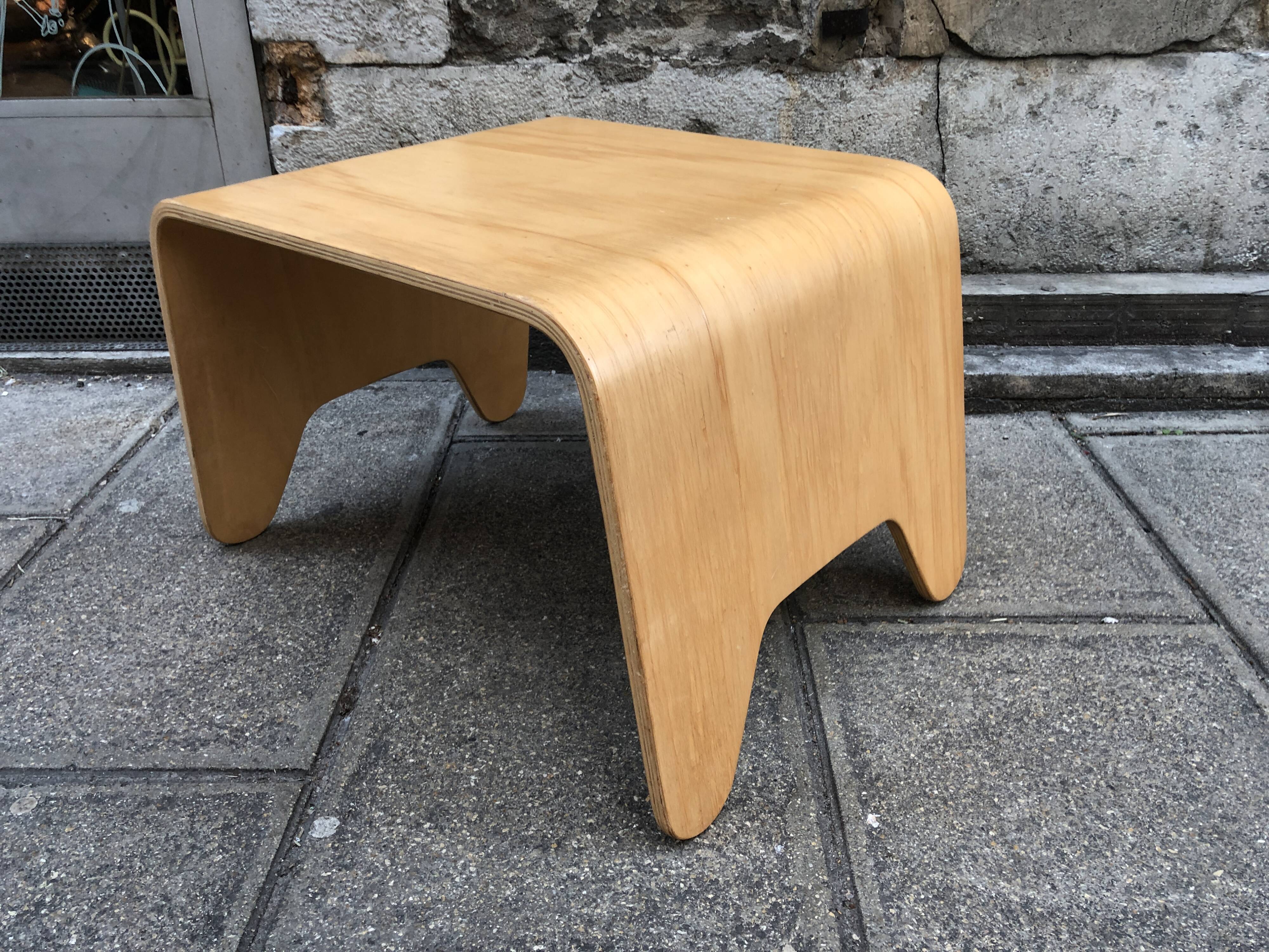 Coffee table Design in vintage curved wood
