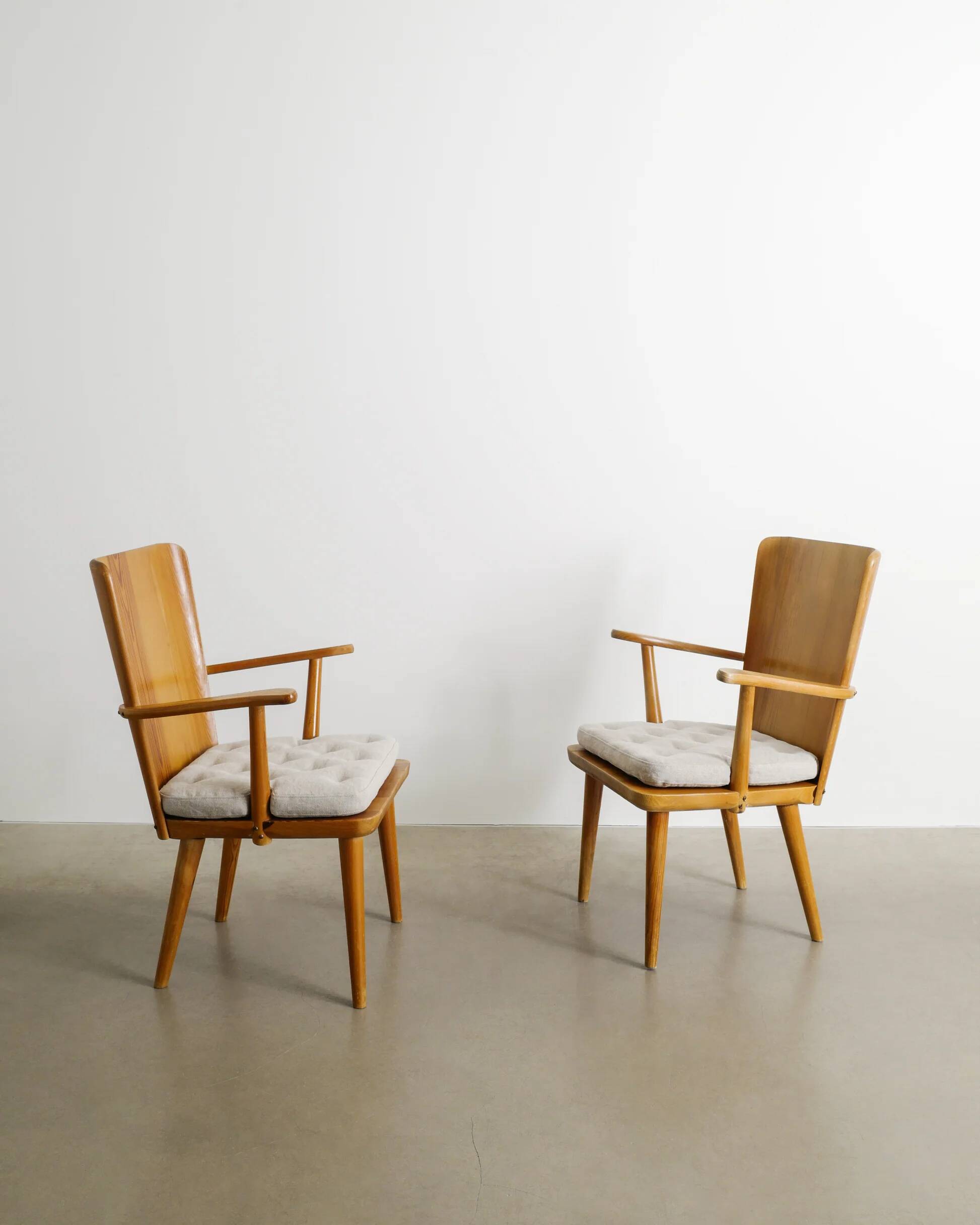 Paire de fauteuils en bois suédois du milieu du siècle par Göran Malmvall, années 1940.
