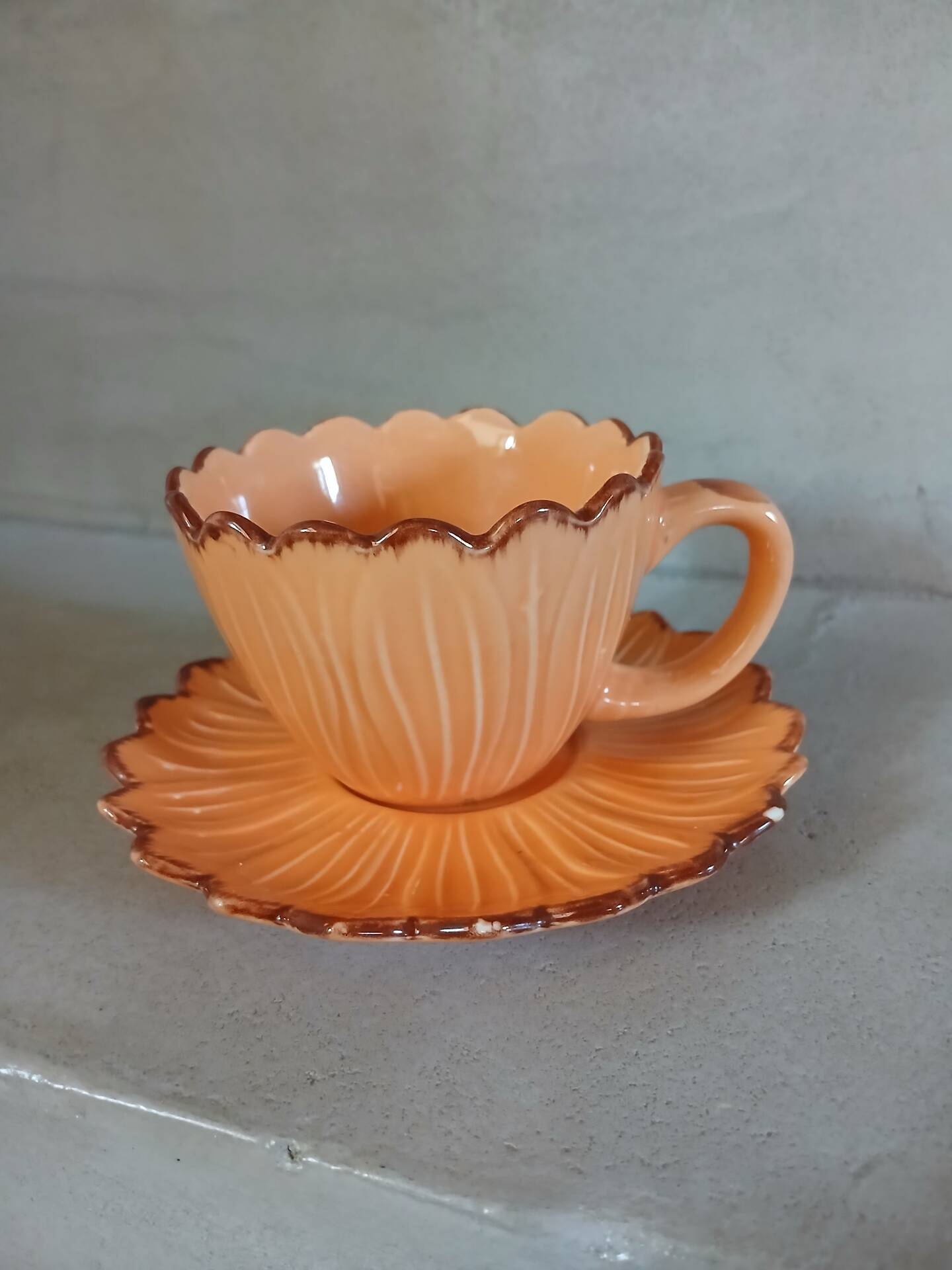 6 tasses à café et soucoupes style barbotine