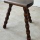 Tabouret ancien en bois massif à pieds tournés