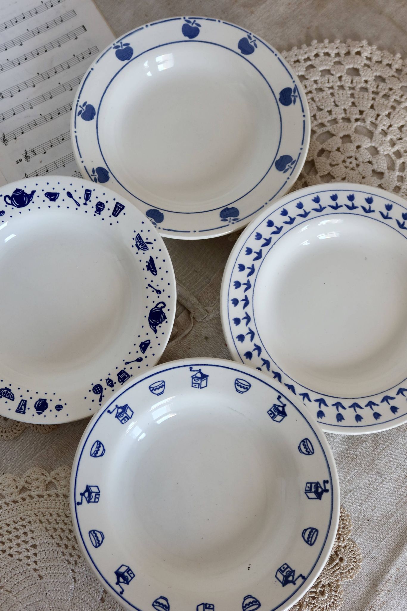 4 mismatched blue and white earthenware soup plates - Lot Margot