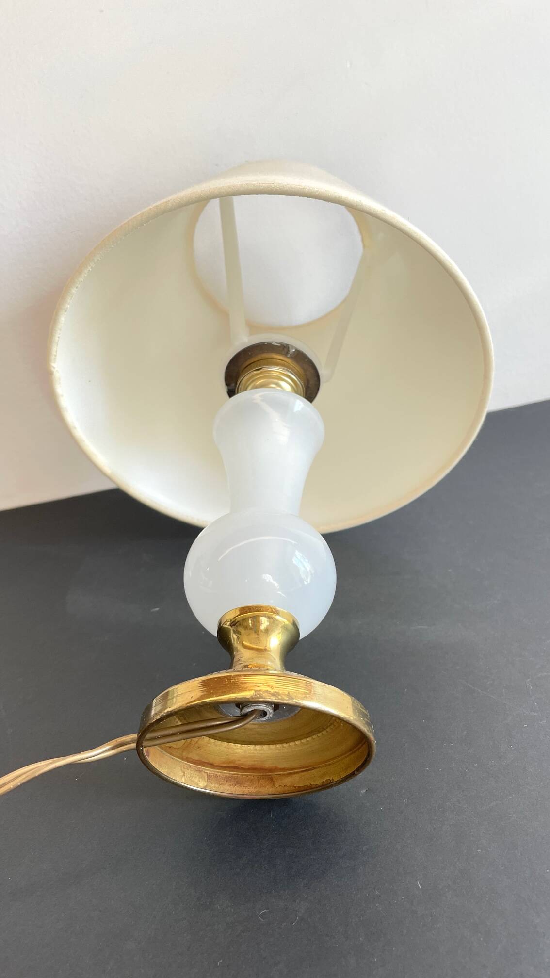 Chic lamp in opaline glass and vintage brass