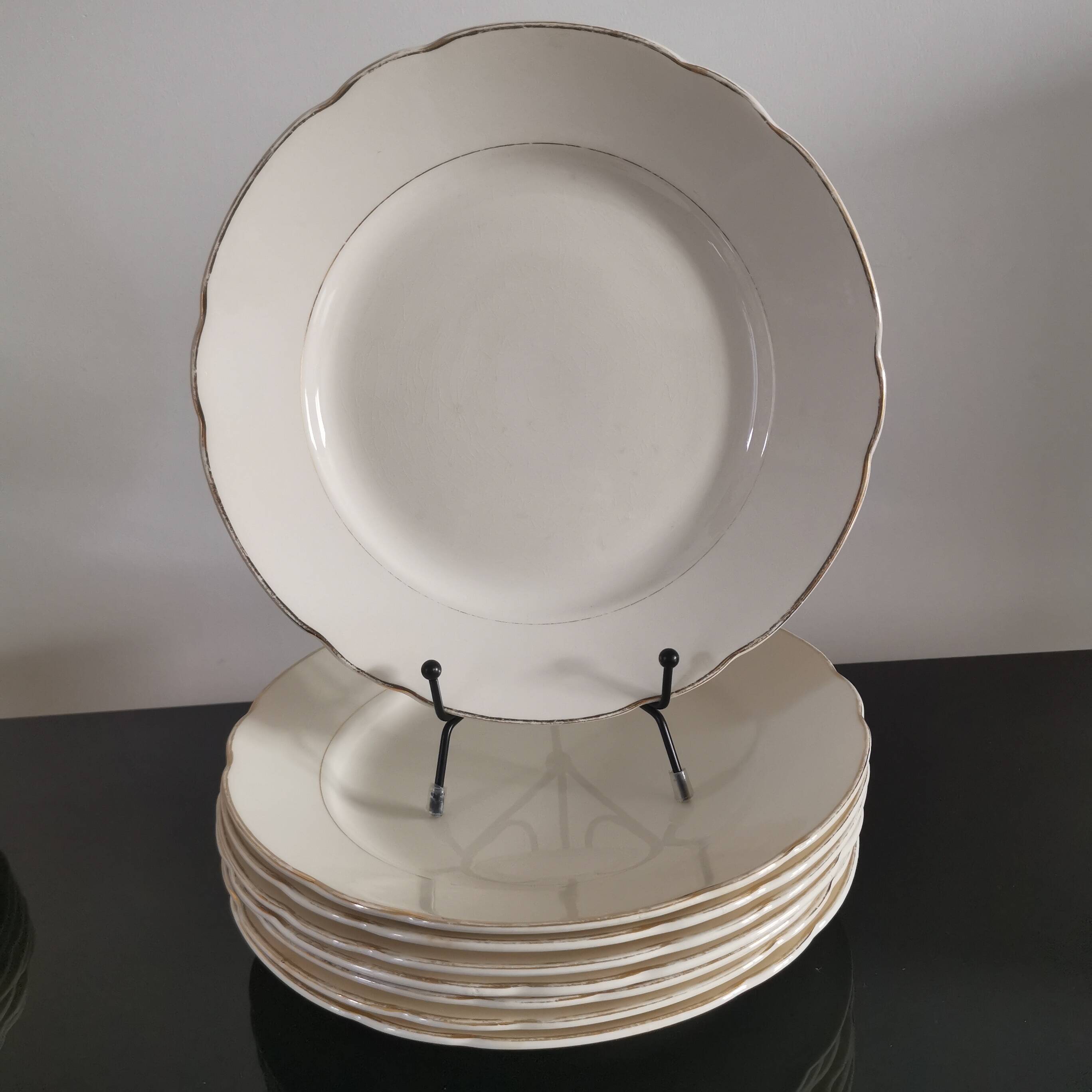 Set of 6 Villeroy and Boch flat plates in ivory color and gold edging