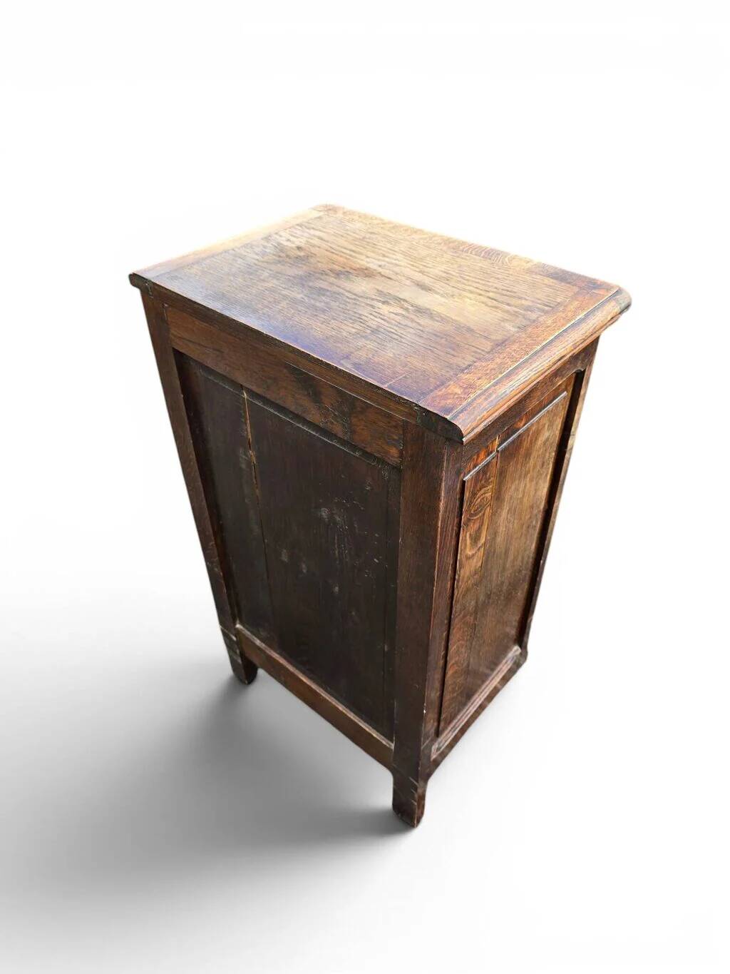 Petit meuble d’appoint en chêne sculpté style Louis XV