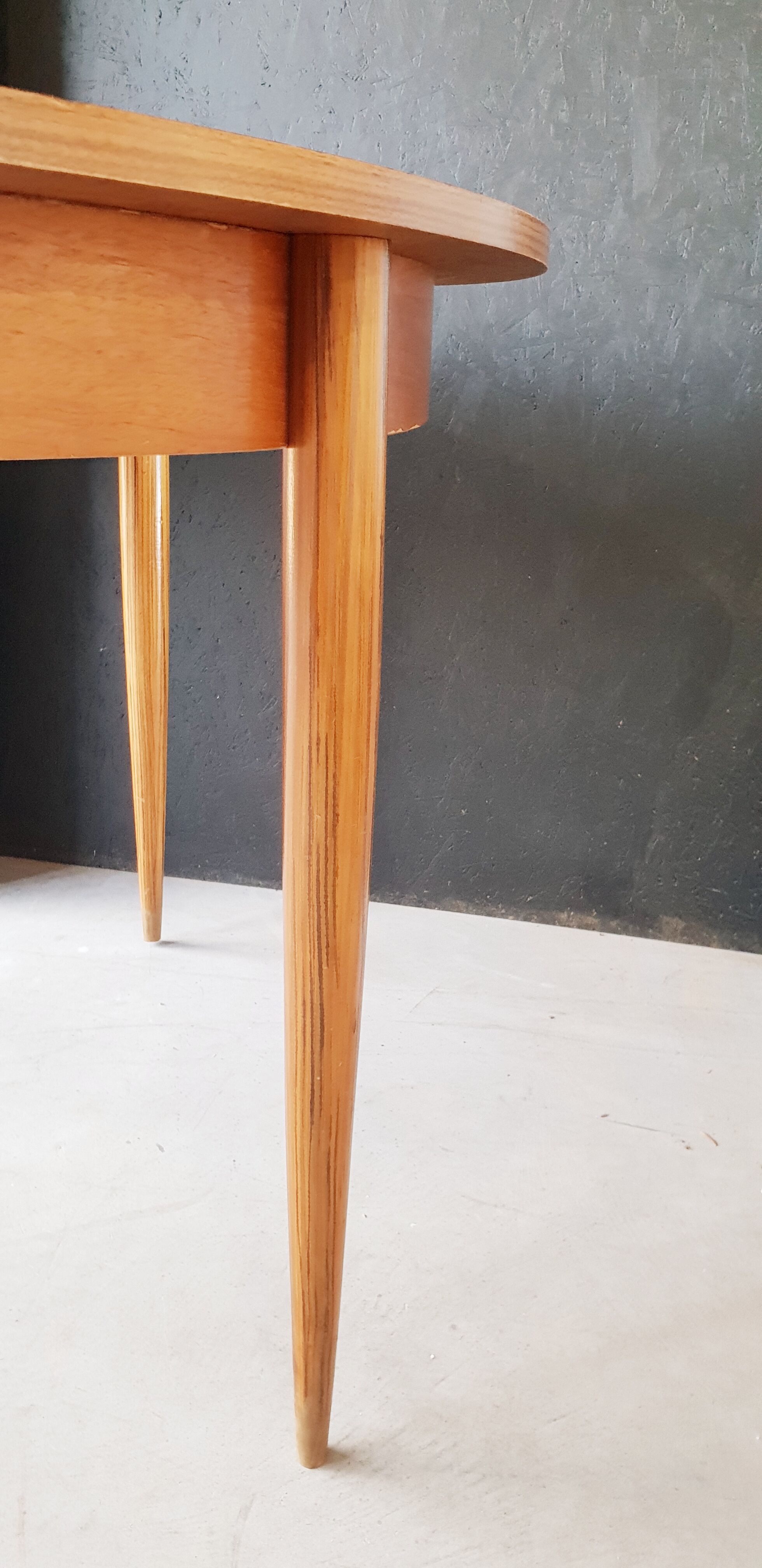 Scandinavian expandable table