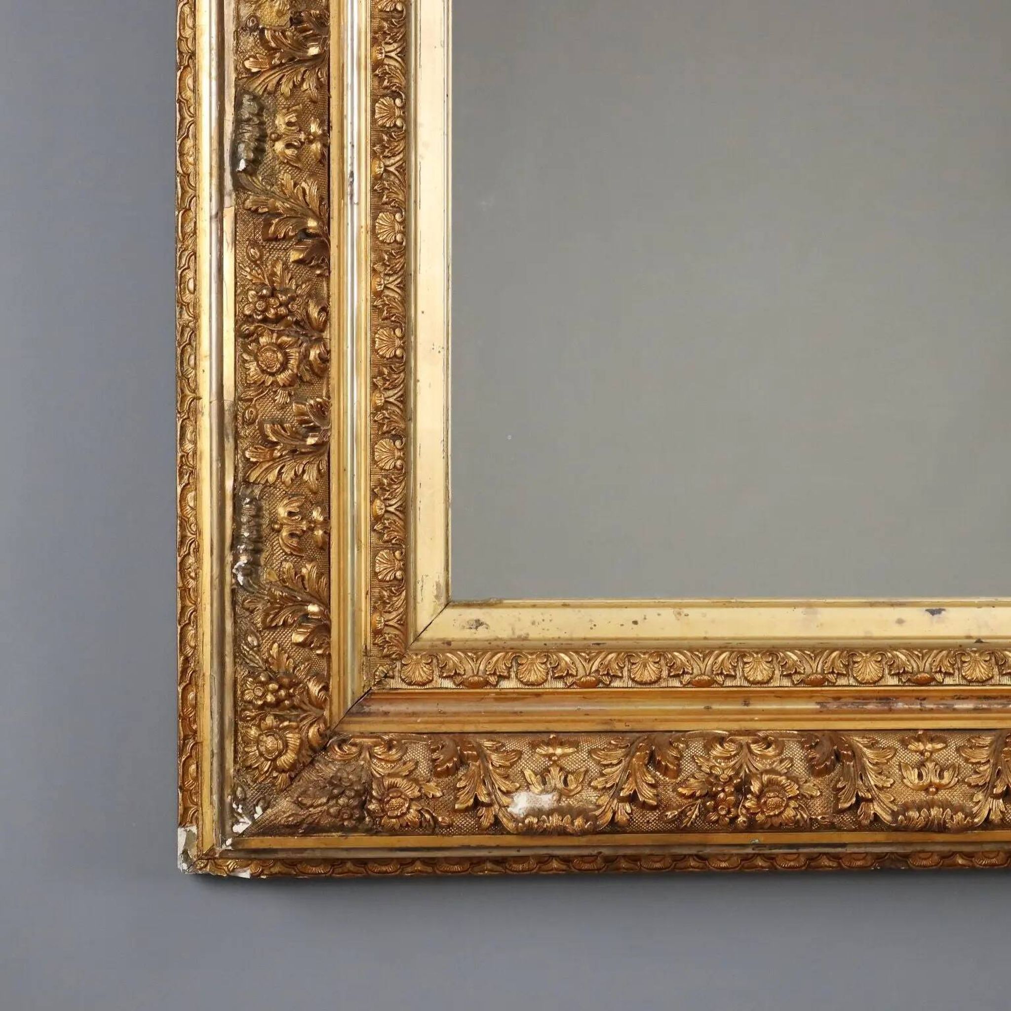 Miroir ancien en bois sculpté et doré, Italie, XIXe siècle