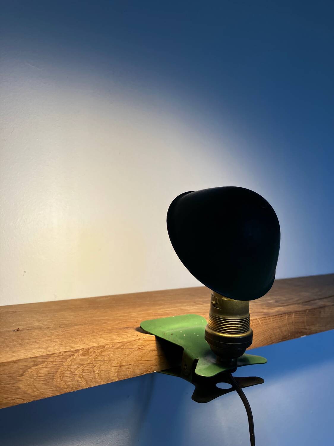 Clip-on mushroom lamp