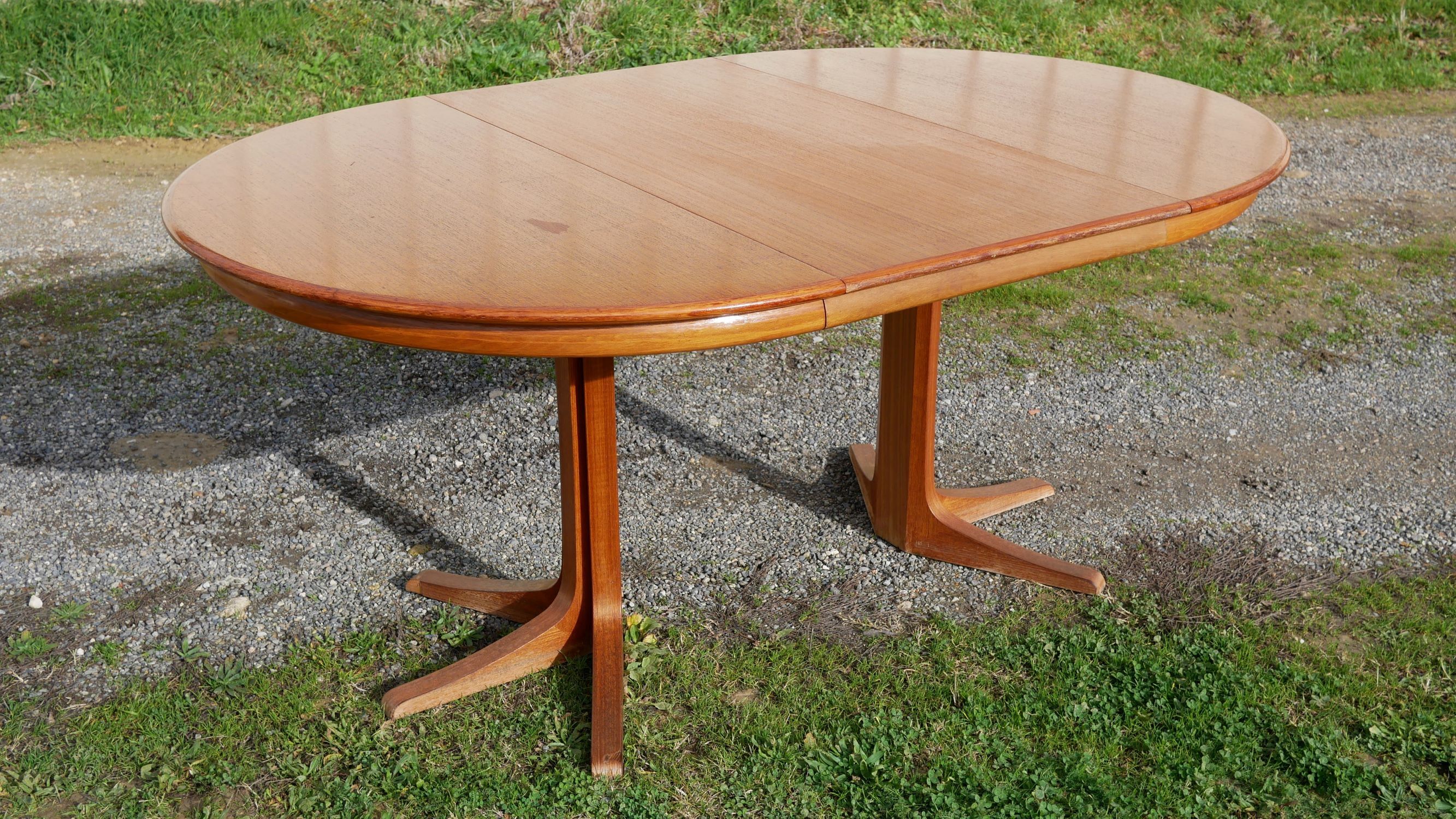 Dining round vintage with extensions