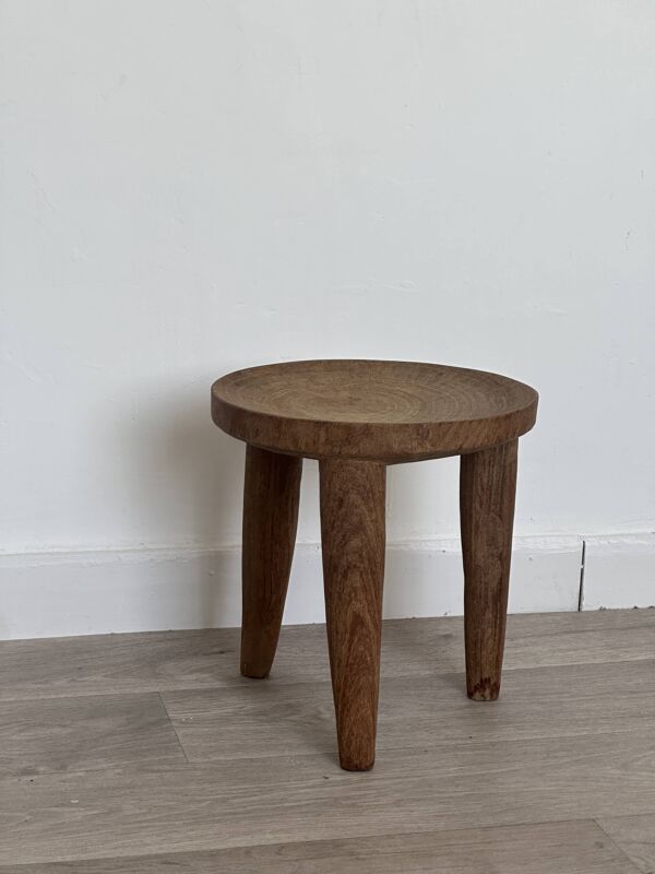 Tabouret ancien en bois brut sculpté