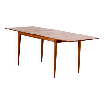 Extending dining table (by McIntosh)