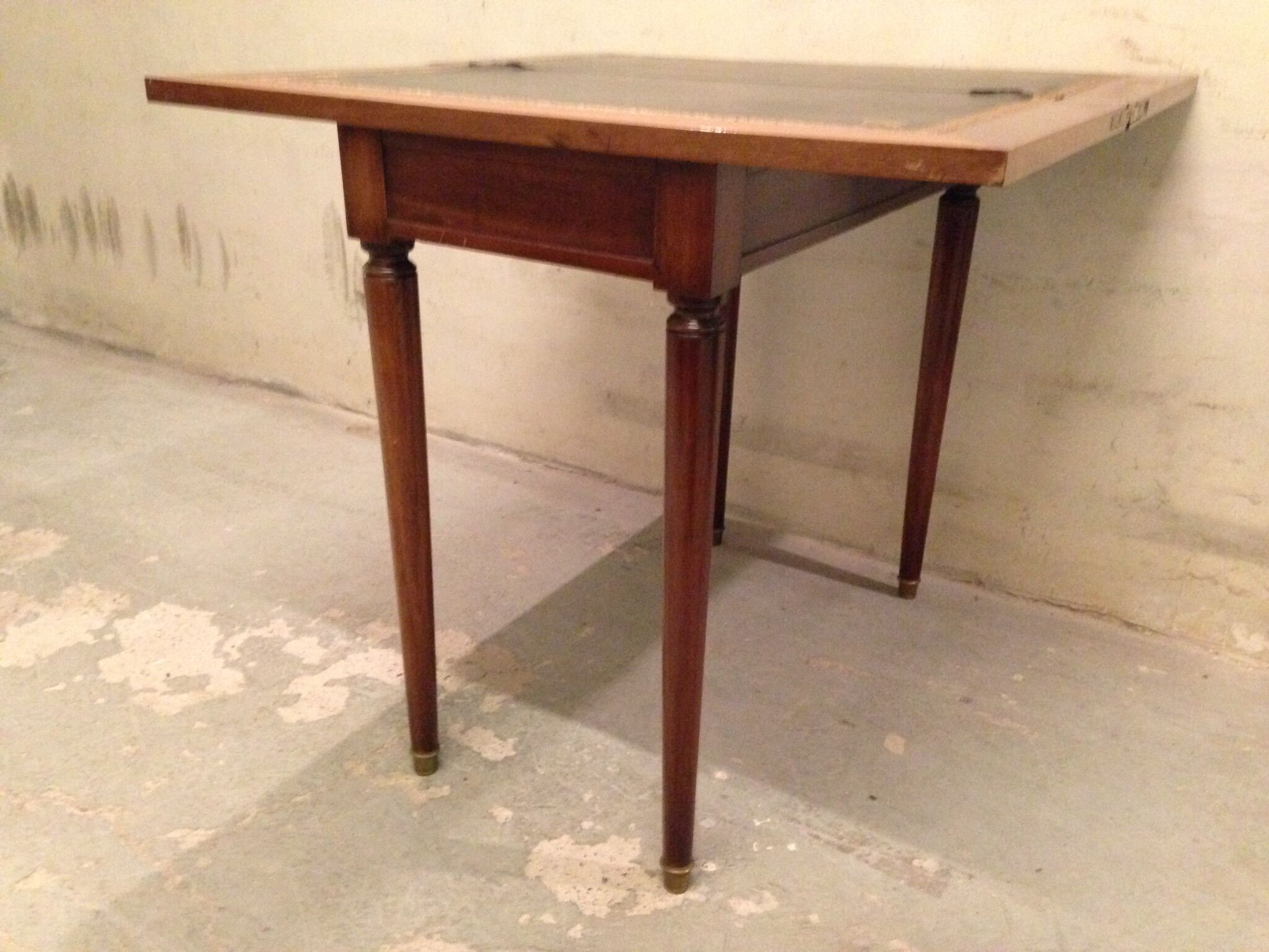 19th game Louis XVI table