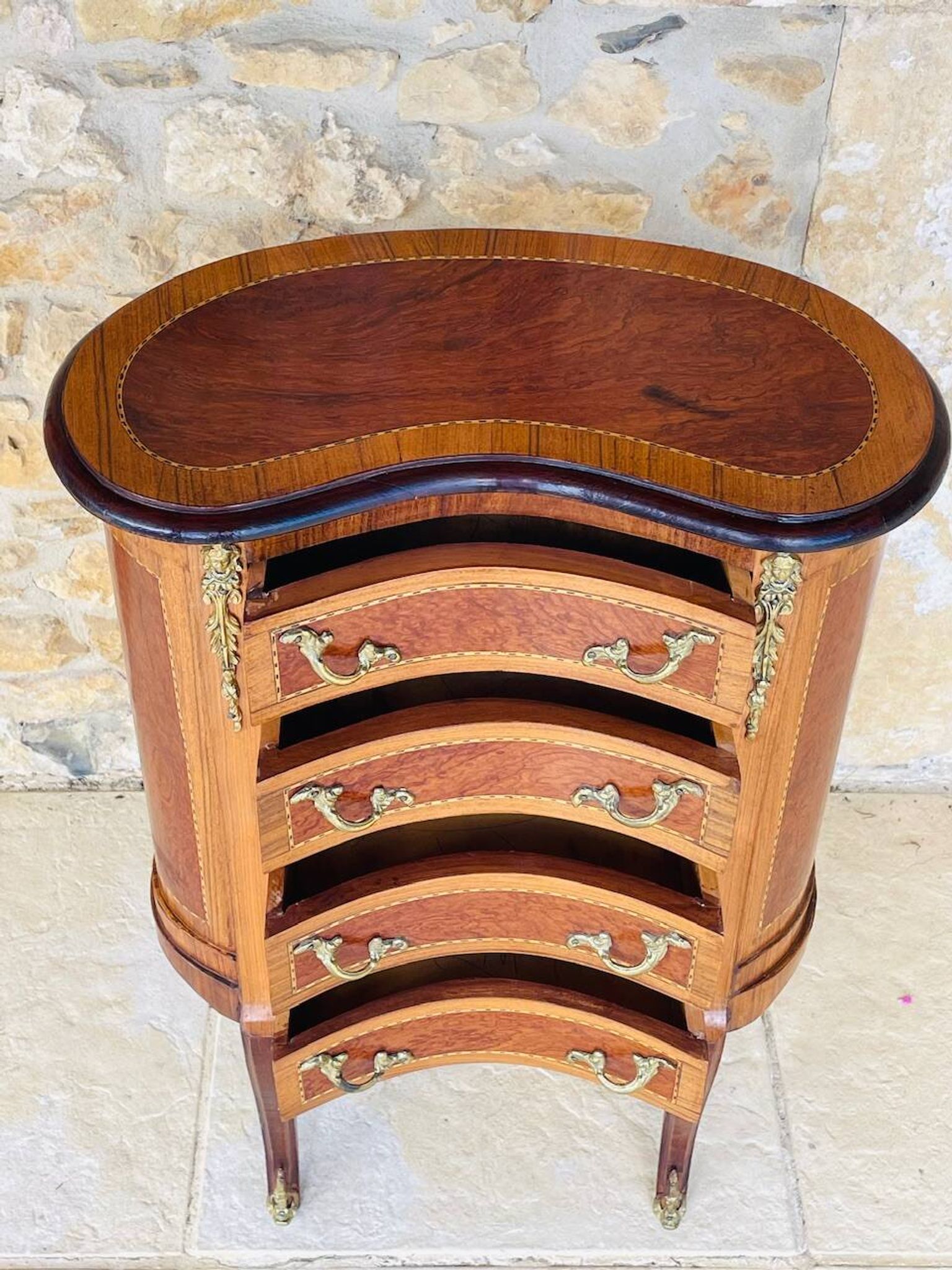 Commode style Louis XV en loupe d'orme et noyer
