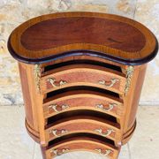 Commode style Louis XV en loupe d'orme et noyer