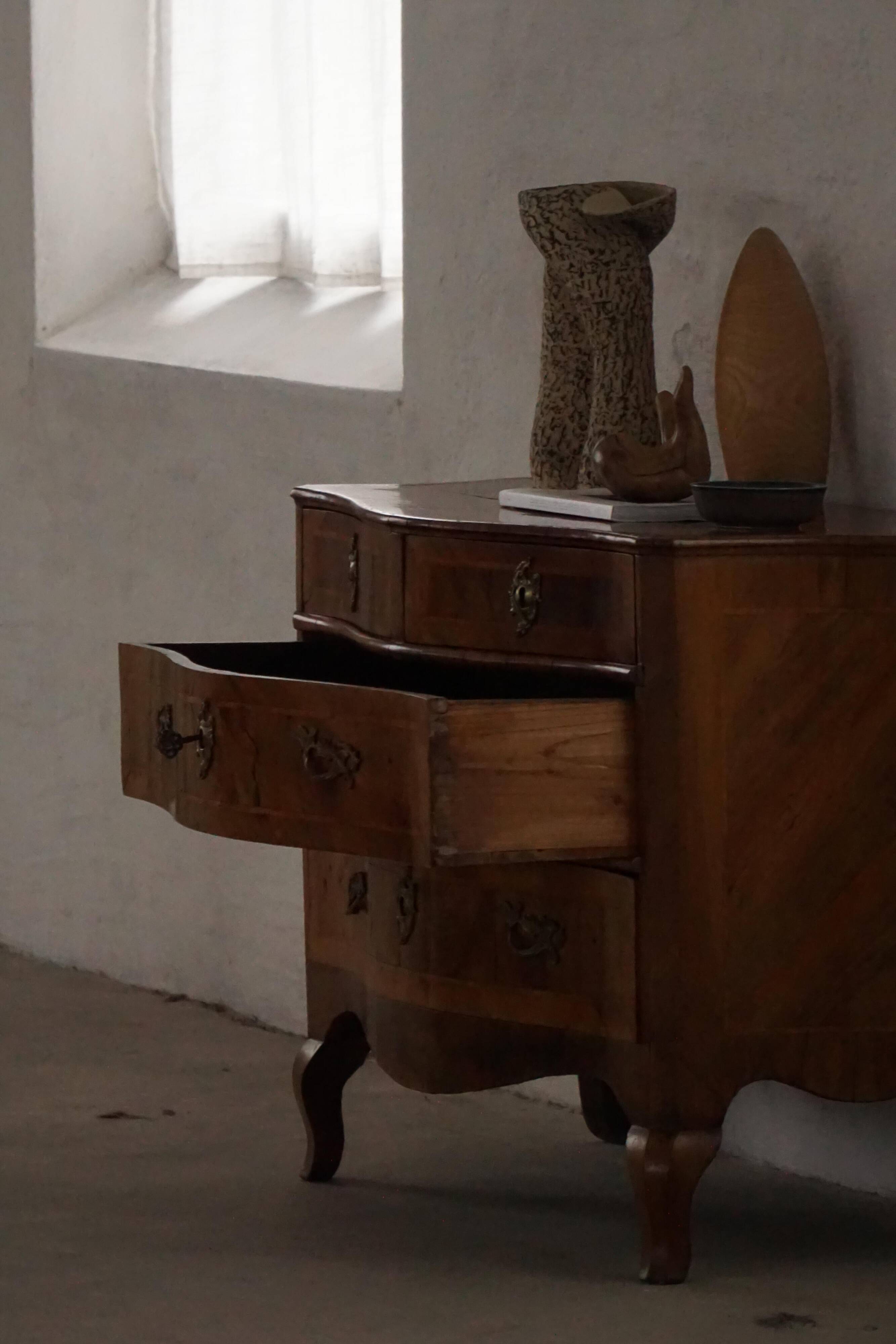 18ème siècle, commode danoise baroque serpentine antique en noyer