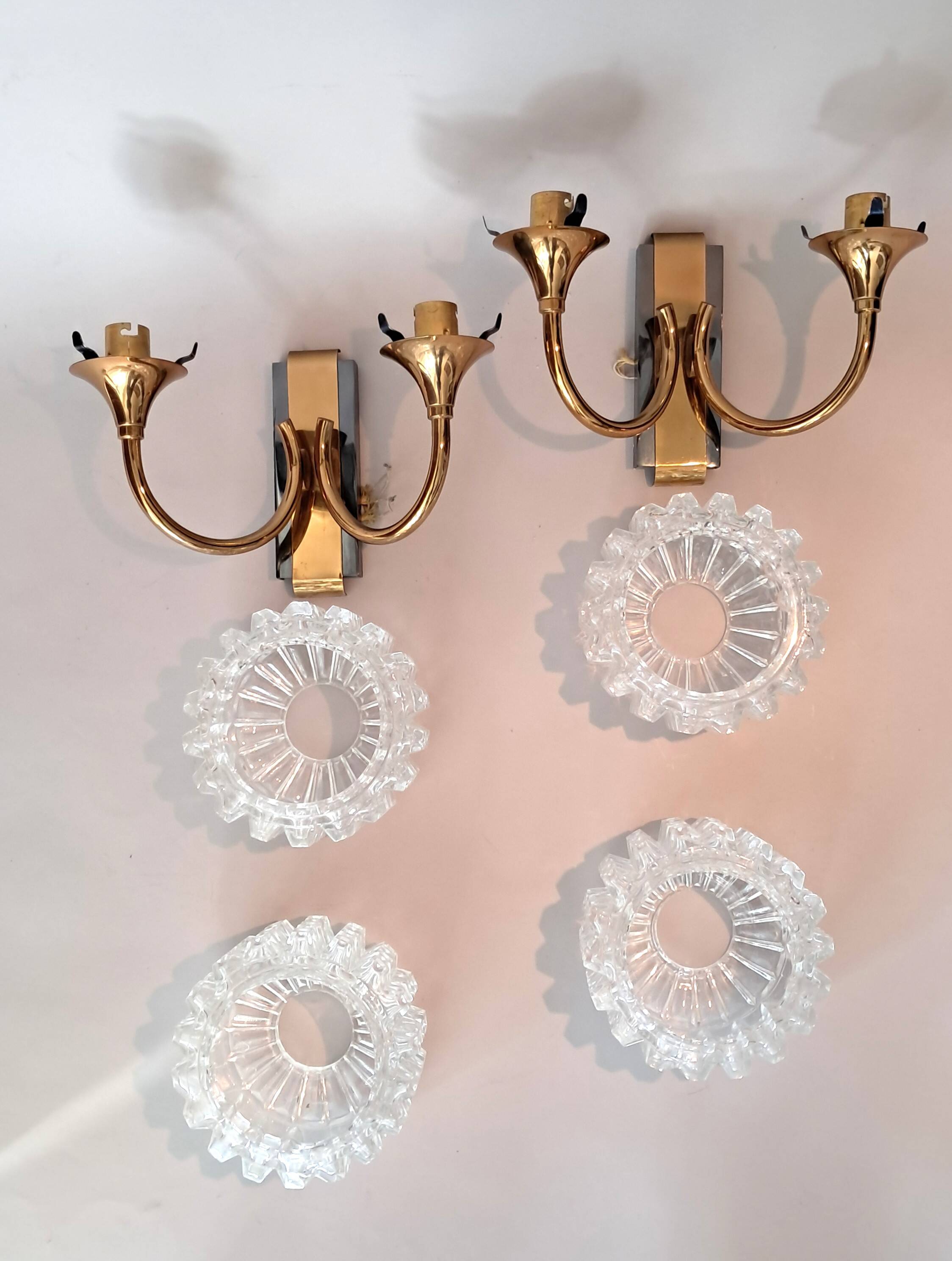 Pair of two-light wall sconces in gilded brass and blue from the 1950s.
