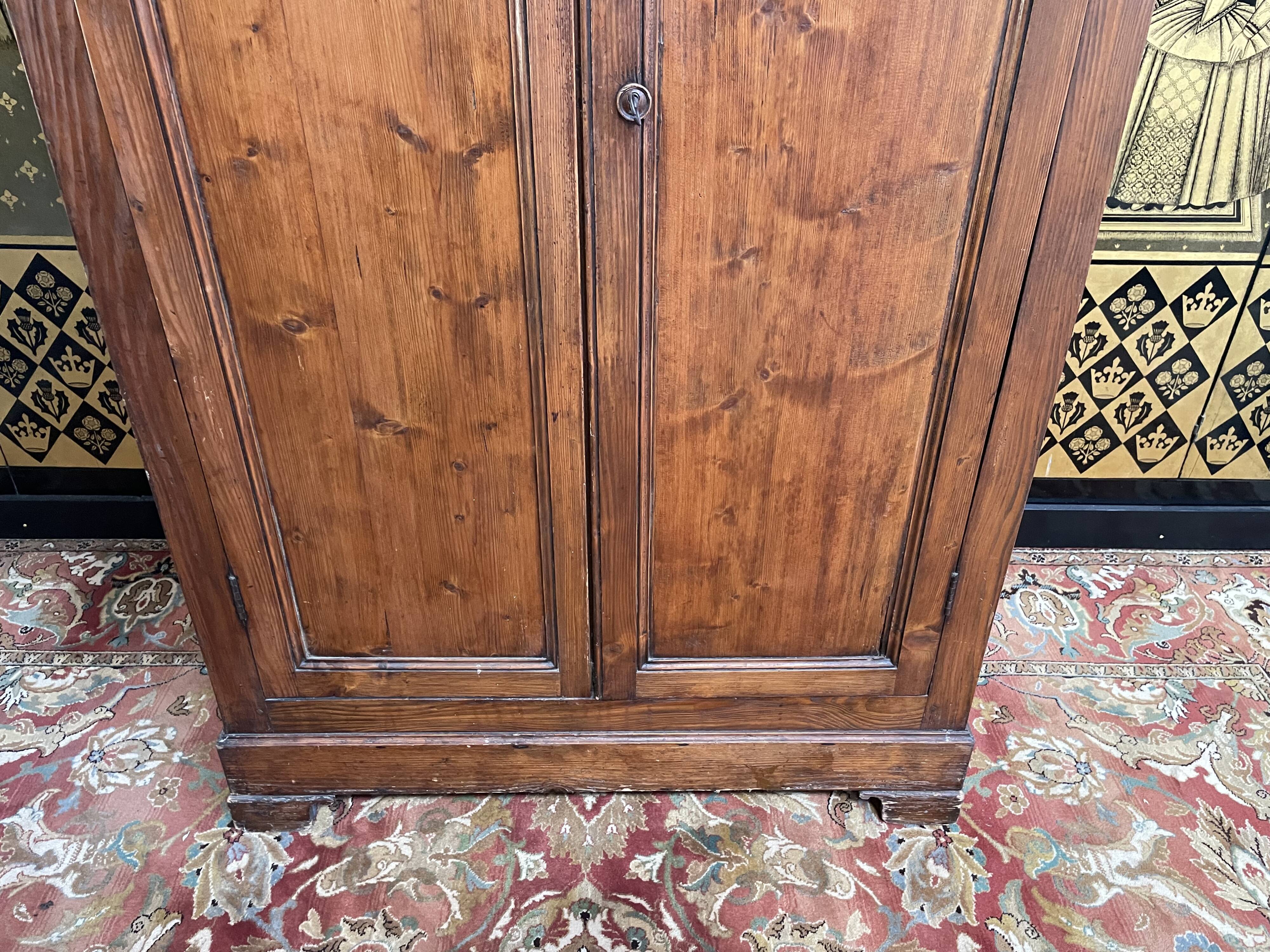 Armoire Louis Philippe parisienne en sapin