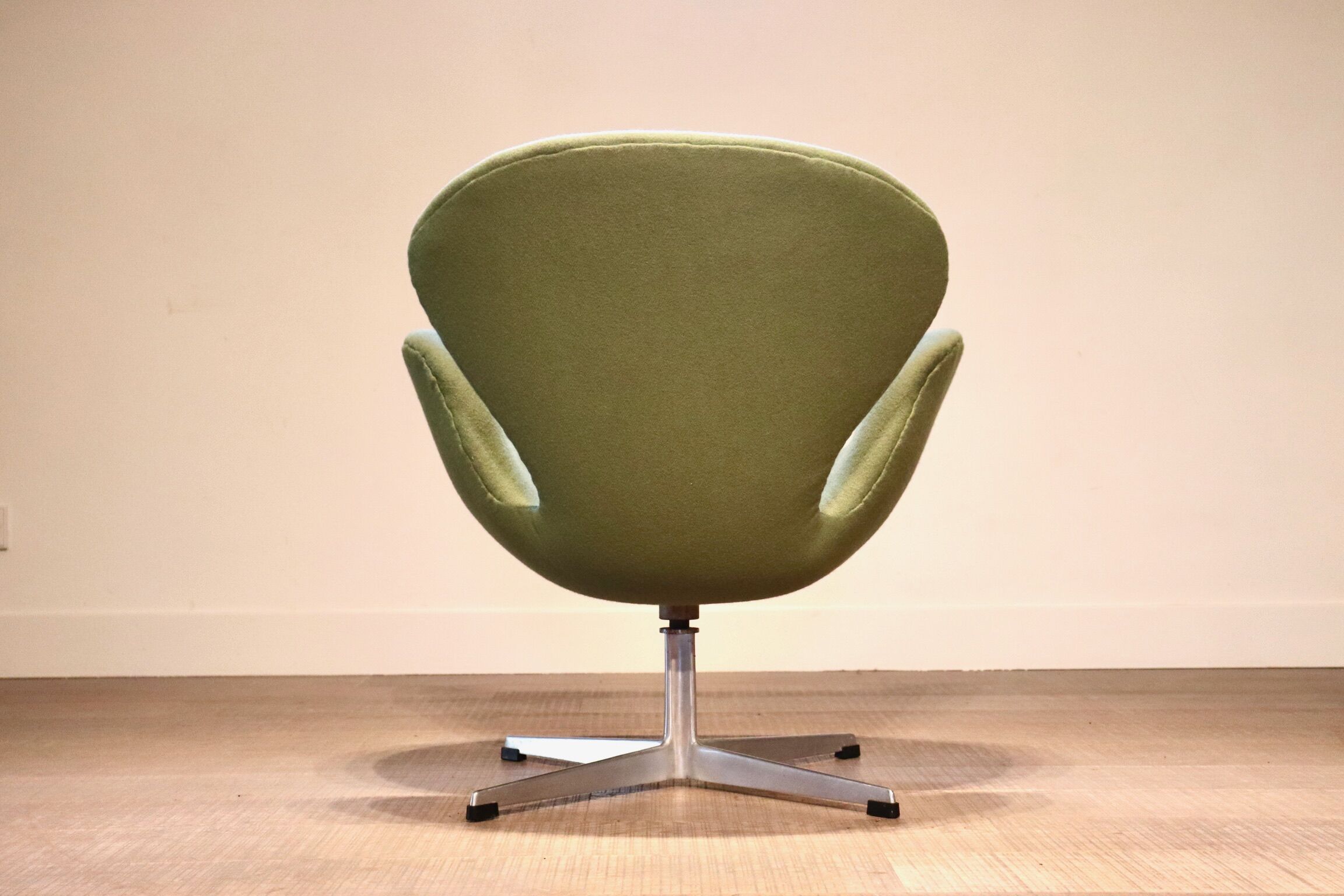 Early model 3320 Swan Chair by Arne Jacobsen for Fritz Hansen, 1950s