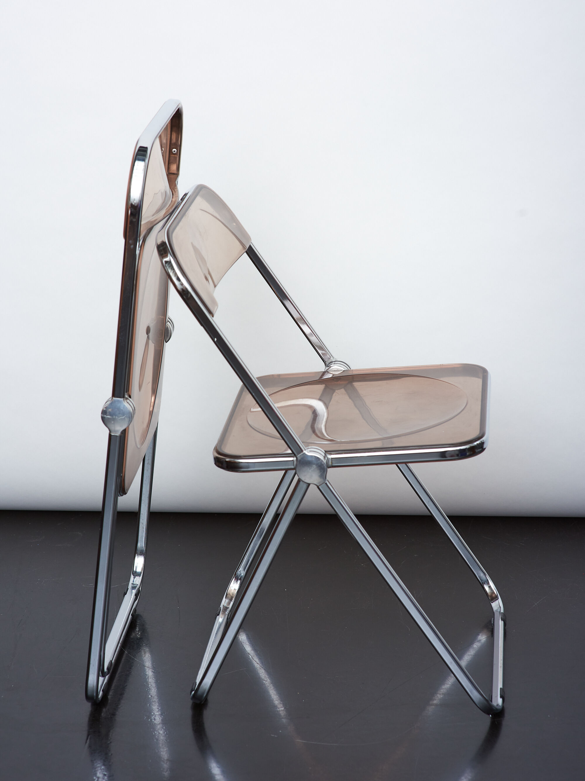 2 Plia caramel chairs by Giancarlo Piretti
