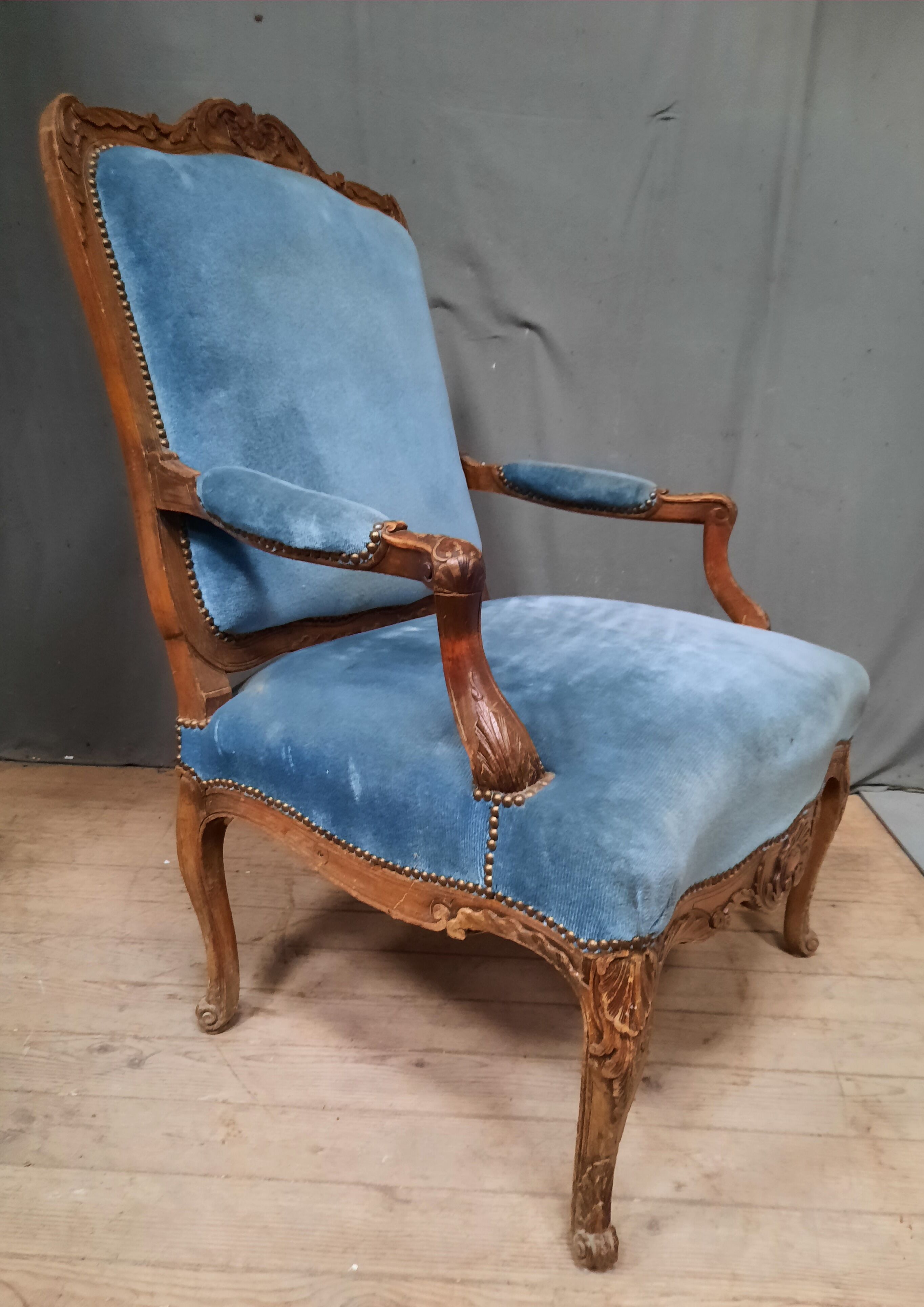 Fauteuil regence en chêne  et velour bleu