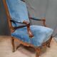 Fauteuil regence en chêne  et velour bleu
