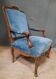 Fauteuil regence en chêne  et velour bleu
