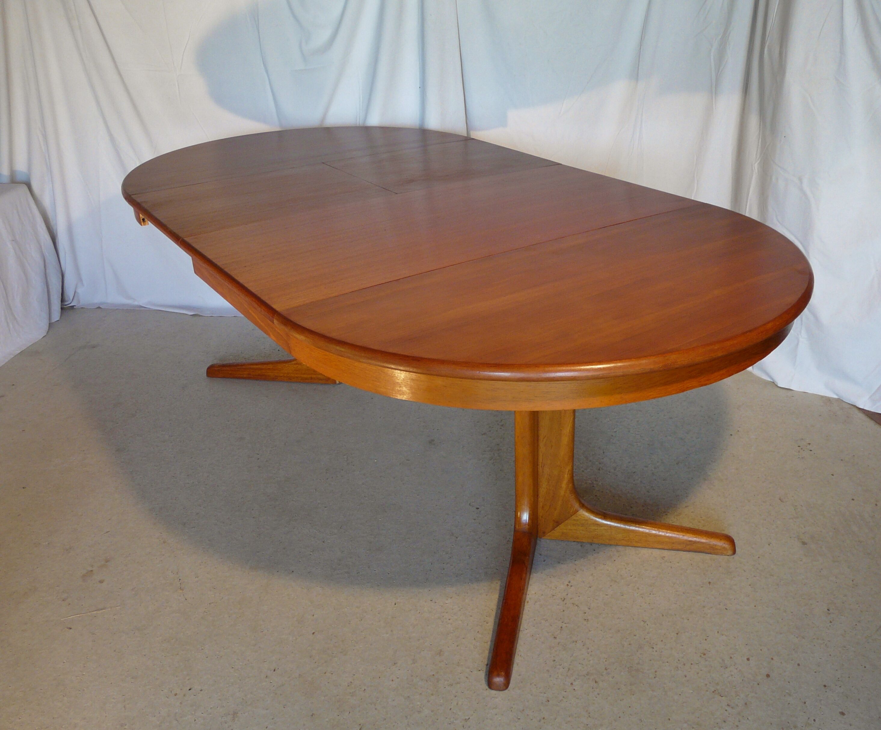 Expandable round table with two Baumann extension cords