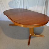 Expandable round table with two Baumann extension cords