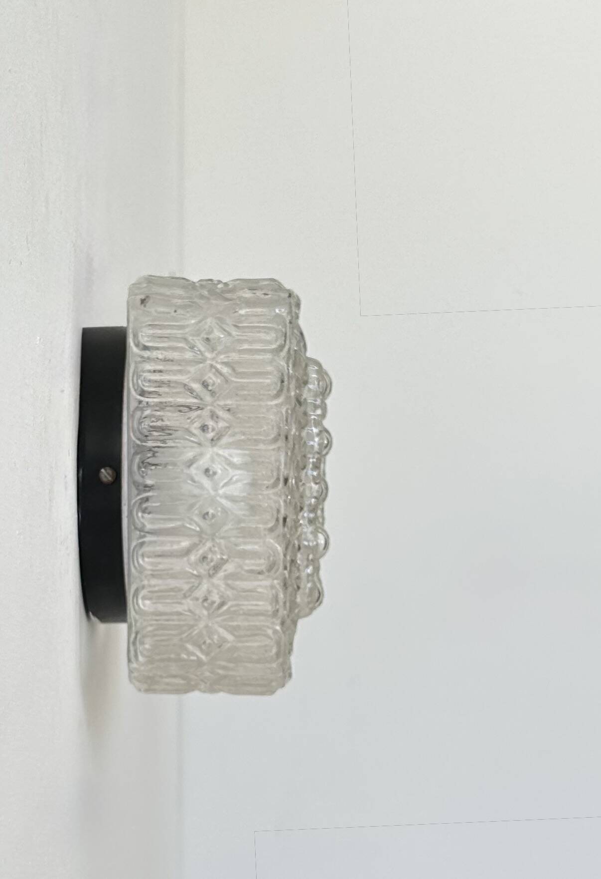 Paire d'appliques murales en métal et verre moulé pressé, France 1970