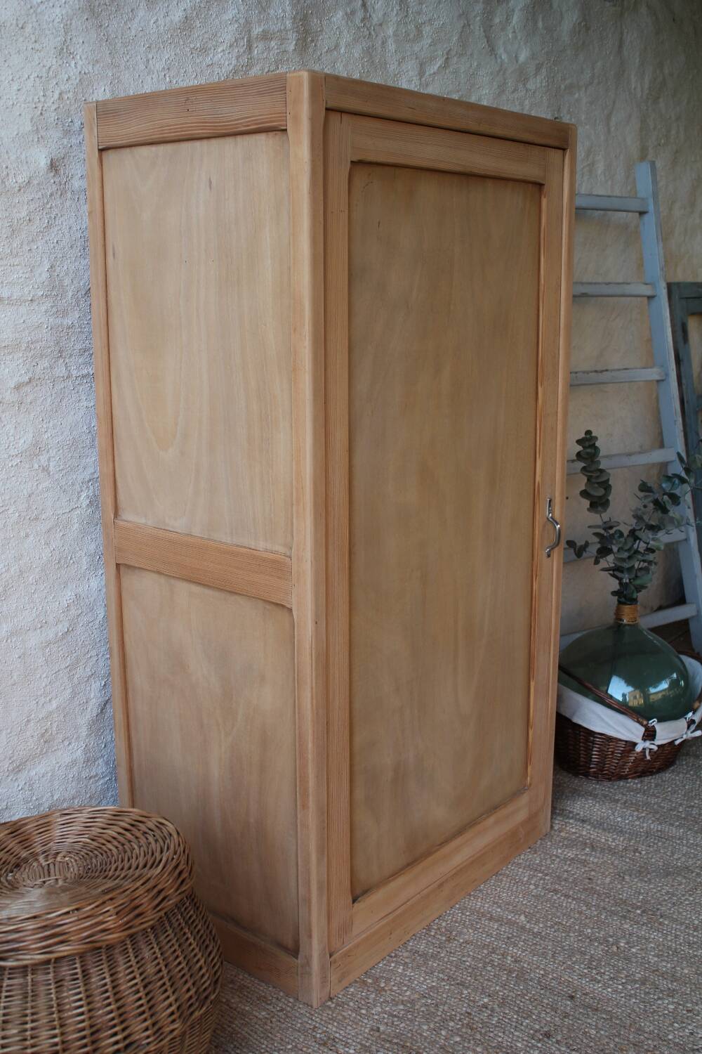 One-door wardrobe in the style of a bonnetière