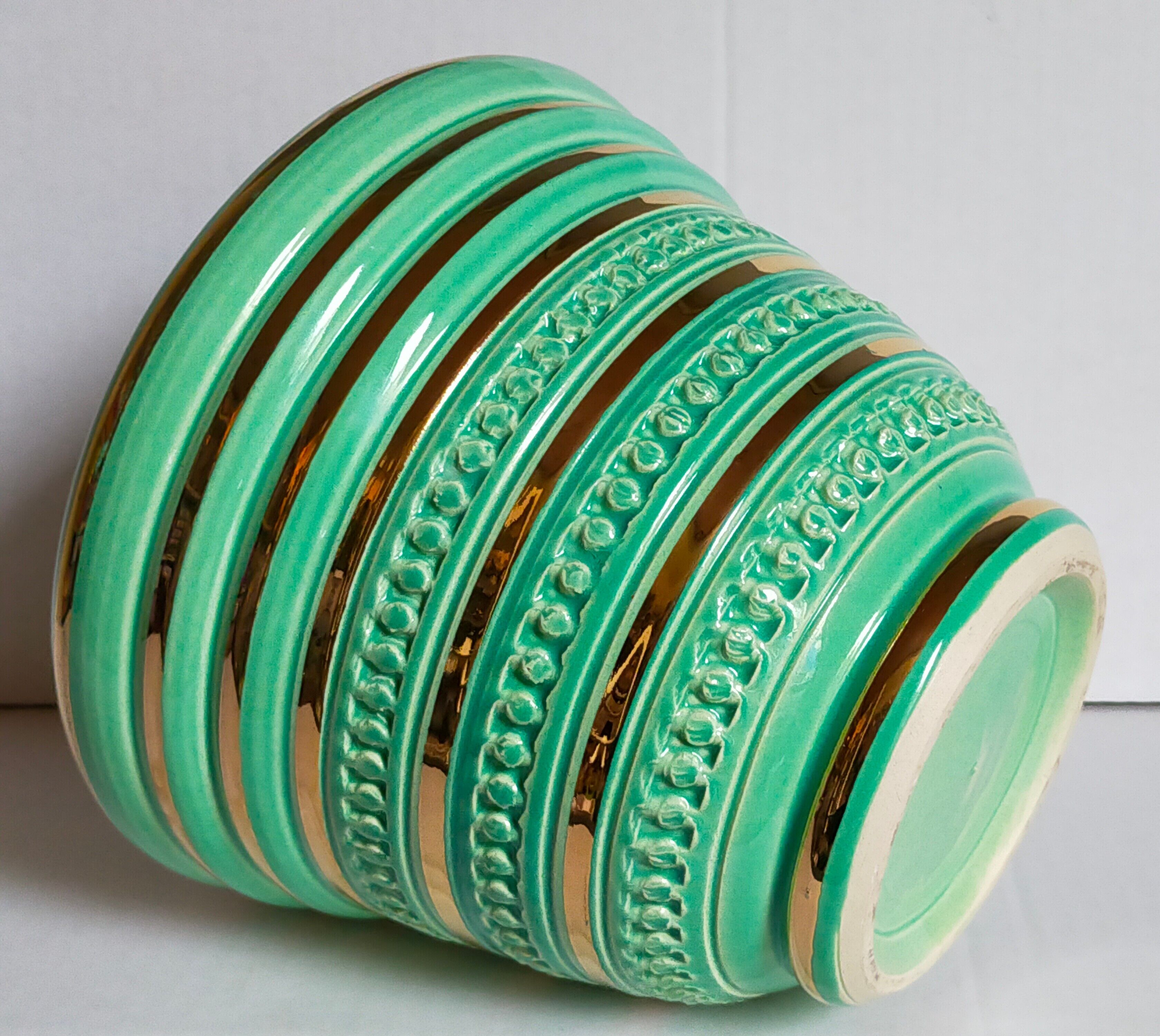 Ceramic pot cover in Art-Deco slurry