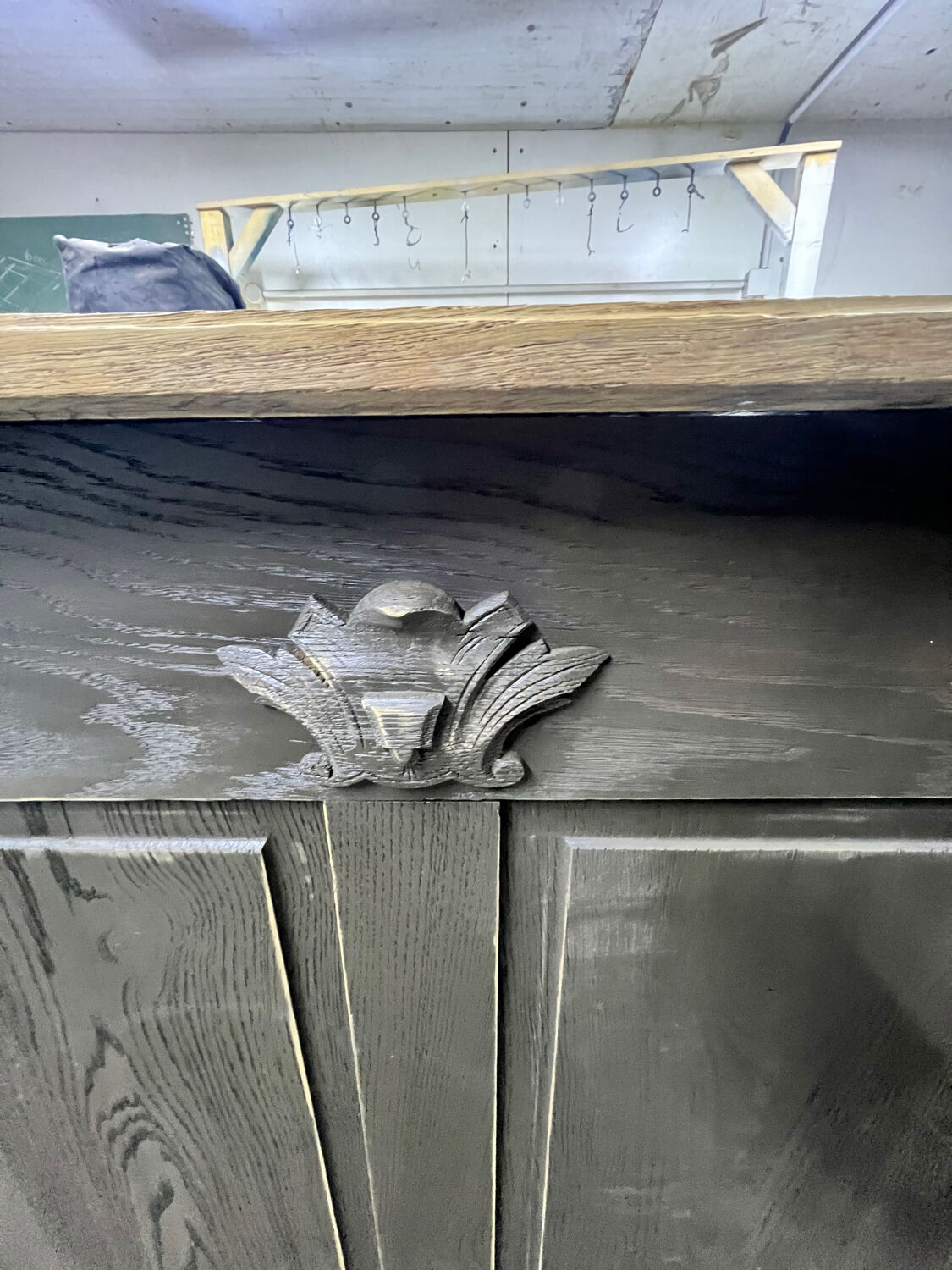 Flemish tavern counter